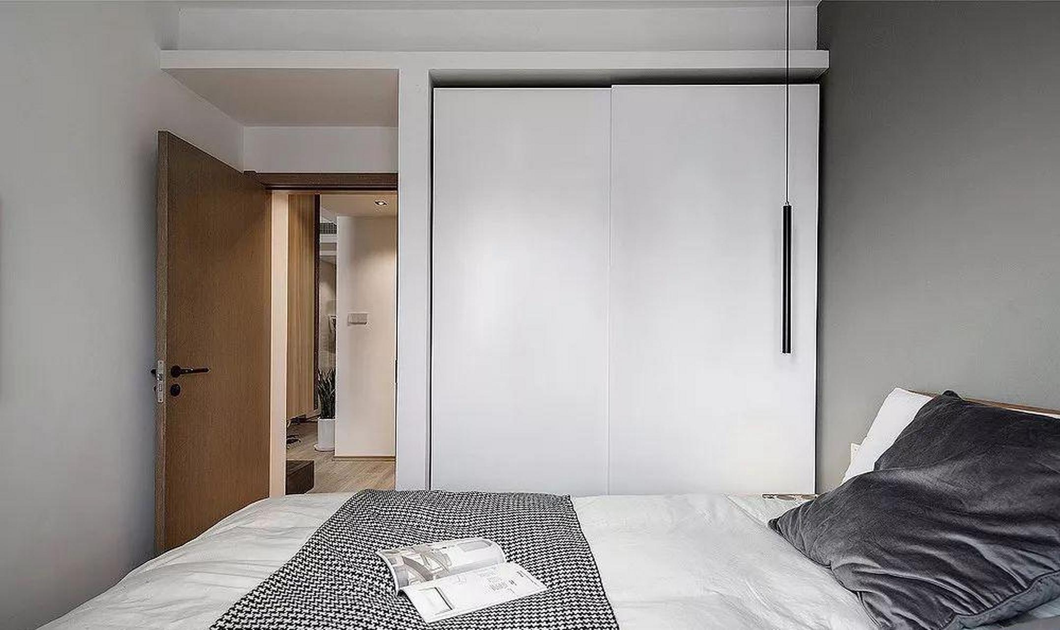 对于小户型和卧室面积不大的朋友来说,入墙式衣柜对空间的利用率会更