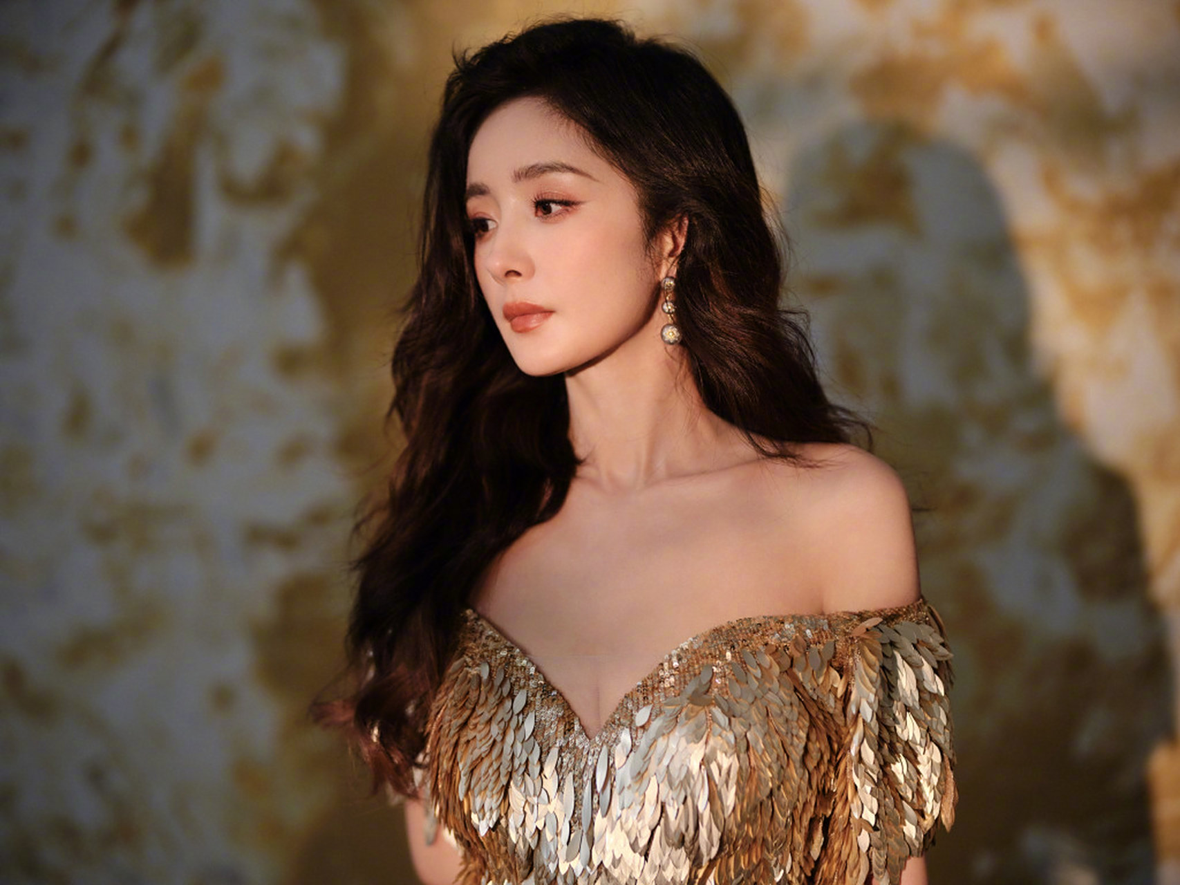 这条金色裙子,又耀眼又大气又惊艳,没想到金色跟荷塘月色如此搭.