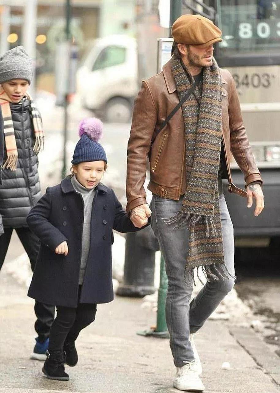 gif创作人# 足坛巨星#大卫贝克汉姆# 怀里抱着宝贝