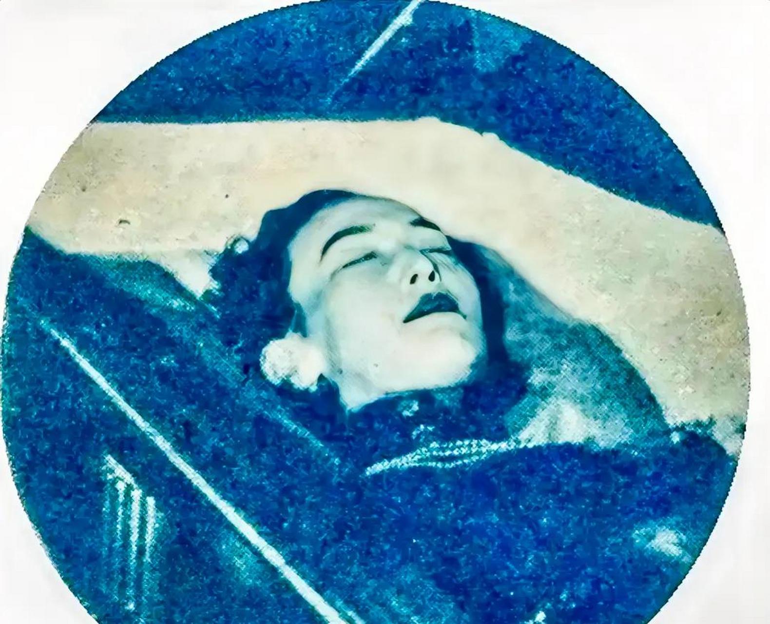 1957年9月,周璇在上海殡仪馆病逝,留下了一张珍贵的遗容照.