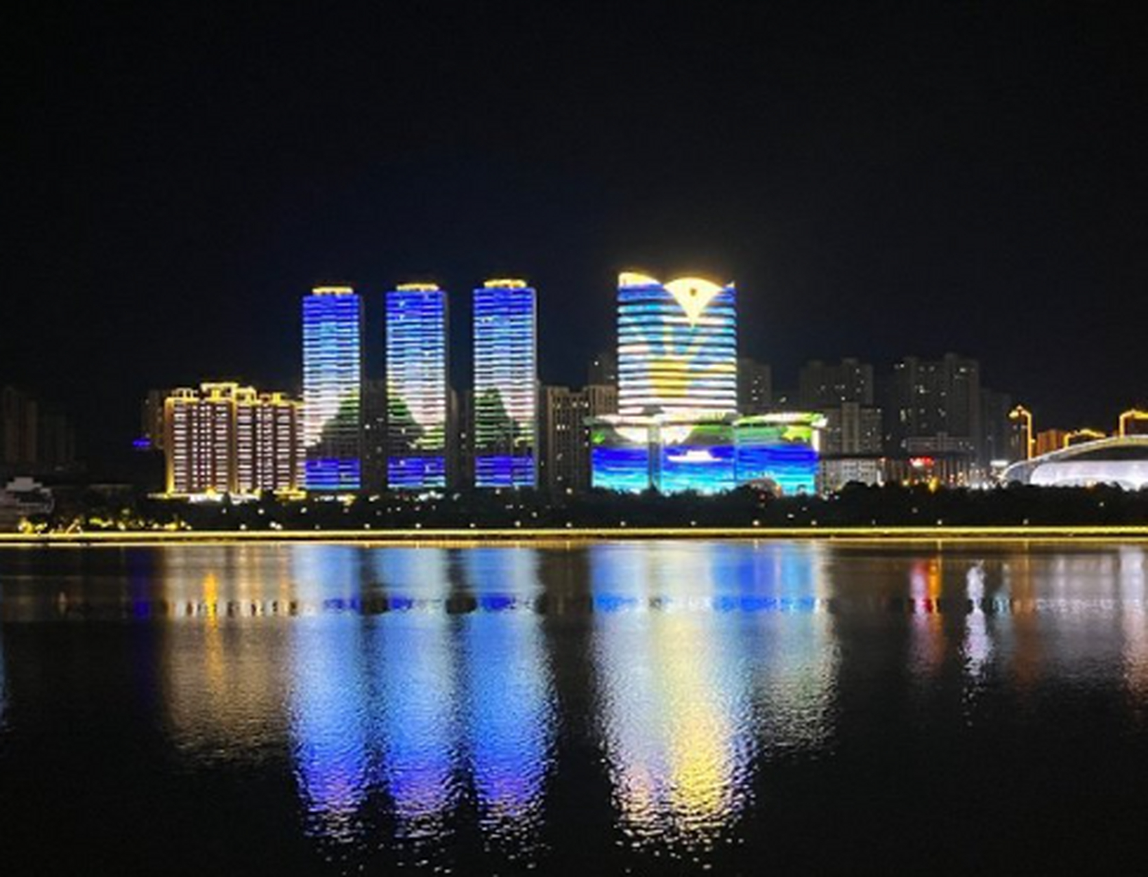 大于都的夜景真是美丽,希望有机会能有人骑电动车载我兜风,夜景太美啦