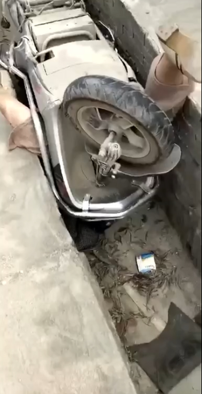 骑电动车不小心掉沟里了,遇到这种情况普通人该怎么施予援手?