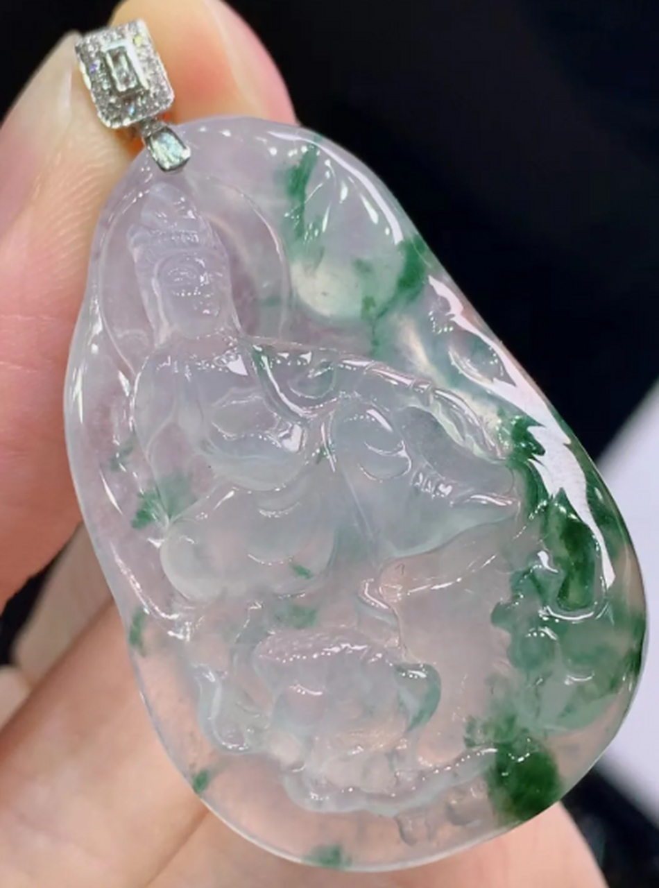 点击头像看直播# #翡翠#高冰飘花观音吊坠,冰润通透 花色灵动 佩戴