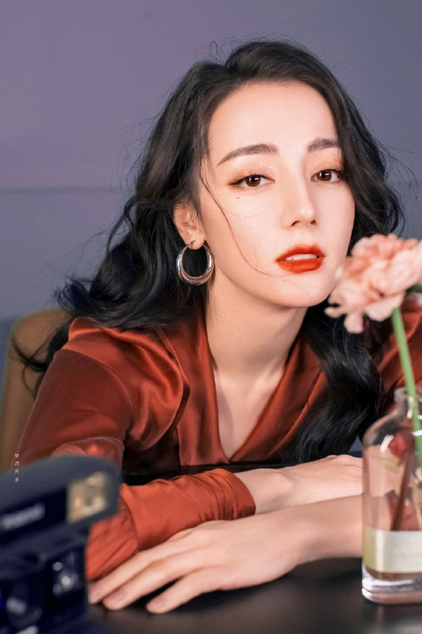 迪丽热巴最惊艳的一组红衣美照,腰围比头围还要细.