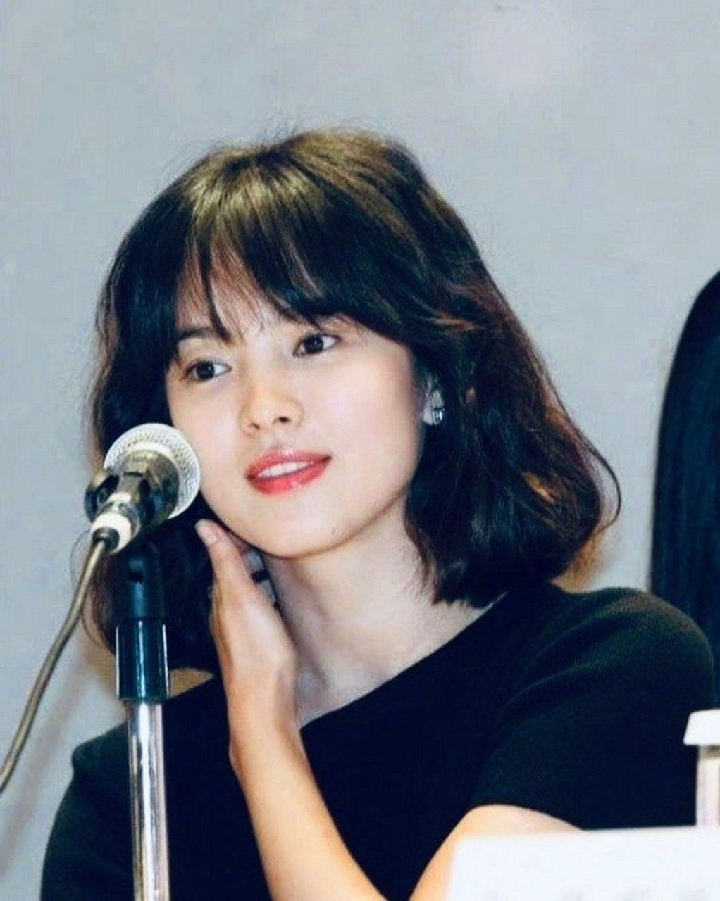 齐刘海微卷发蓬蓬头时期的宋慧乔 ,这张脸,注定出道即主角.