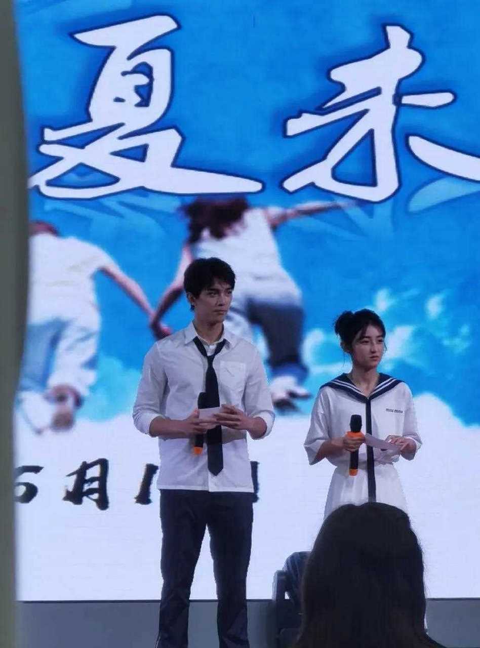 张子枫吴磊空降高三毕业典礼[啊] 看到他俩站在一起就感觉美的不要不