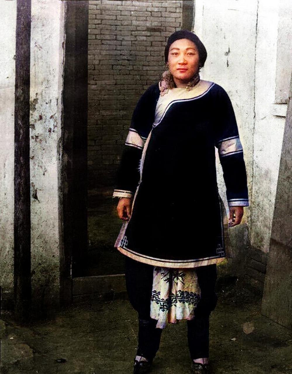 1909年,清末天津,一个女人在自家院子里!