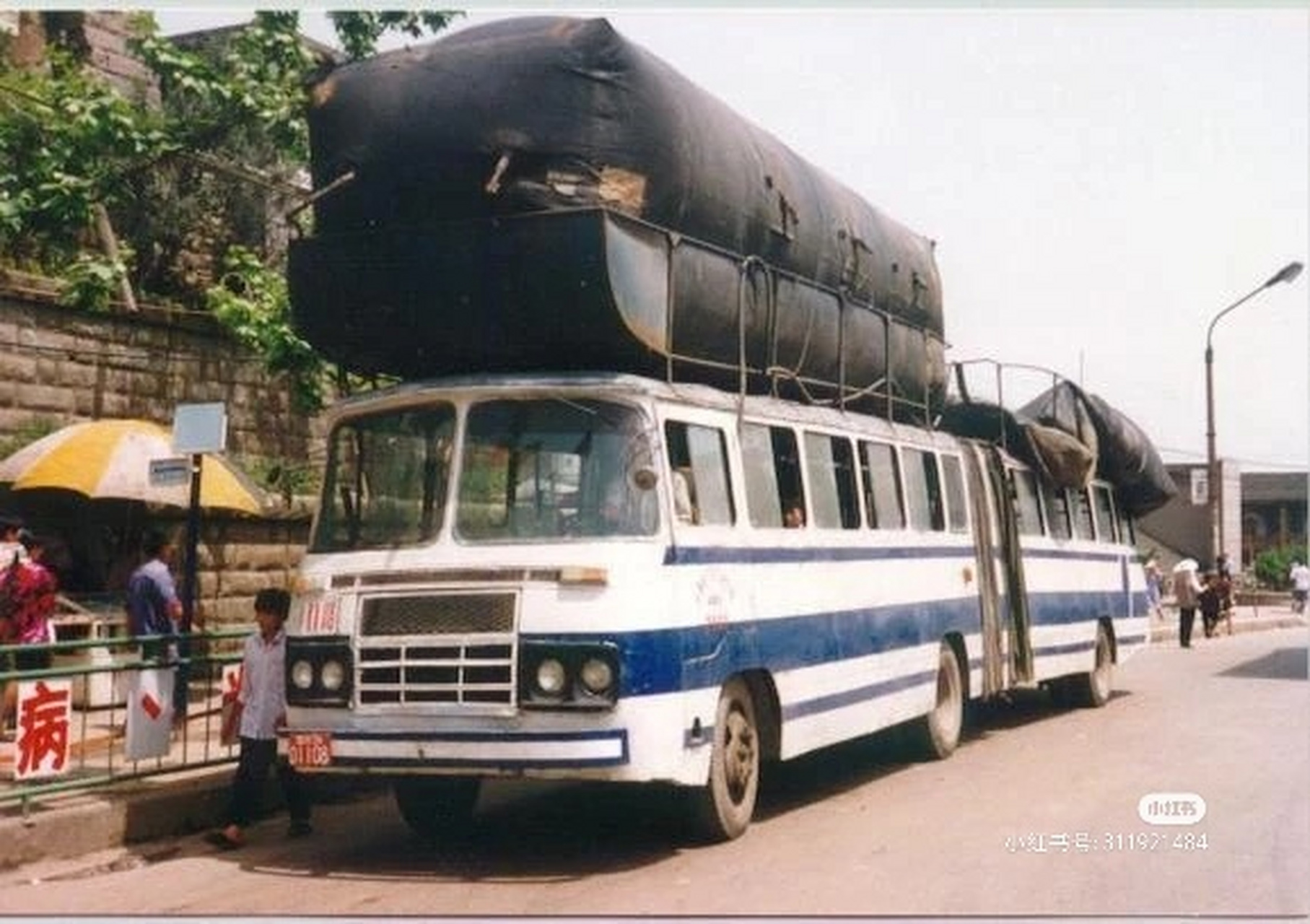 煤气包公交车,在大家印象当中,这种有煤气包的公交车是建国初期使用的