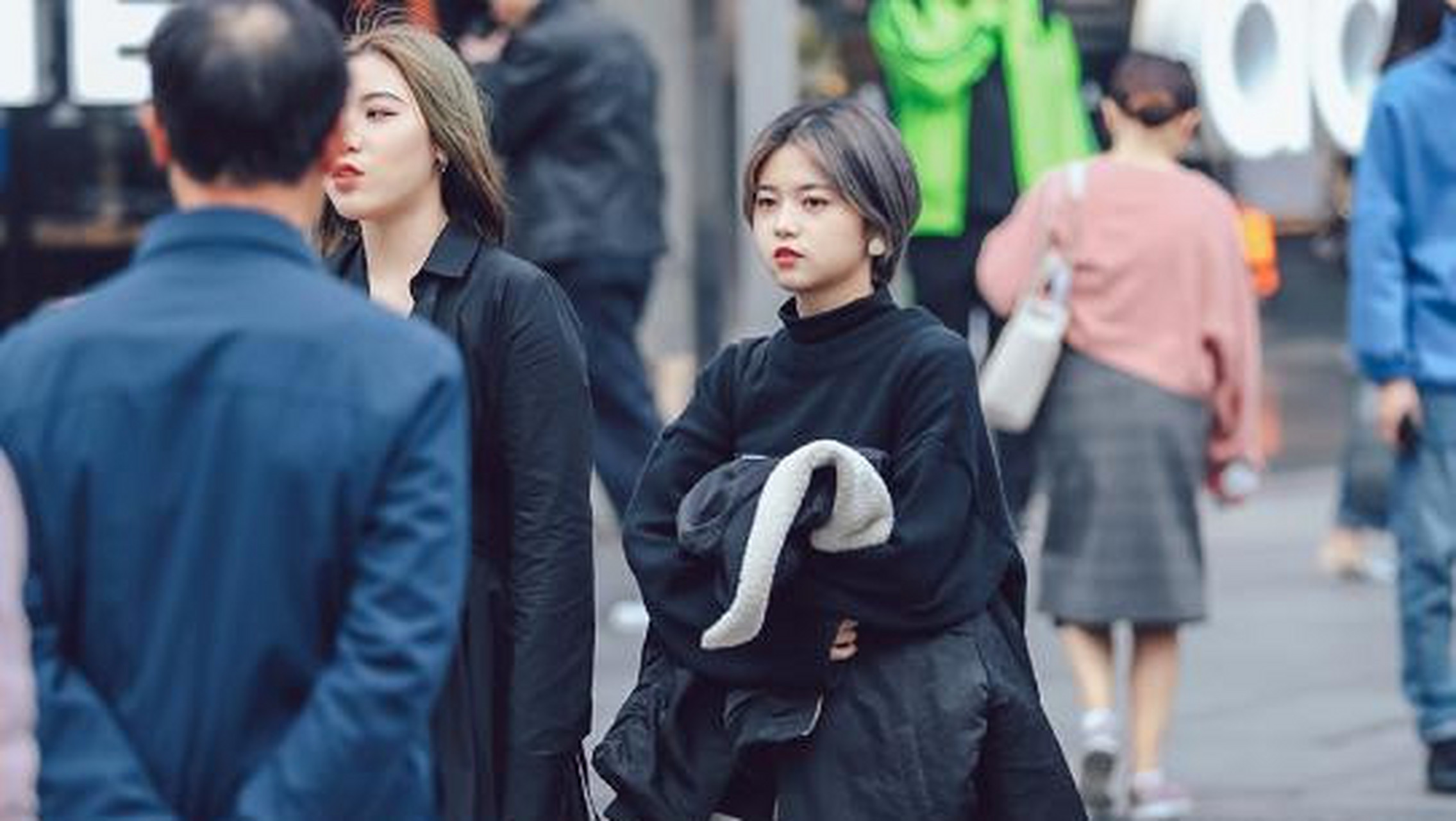 短发女生的时尚穿搭街拍