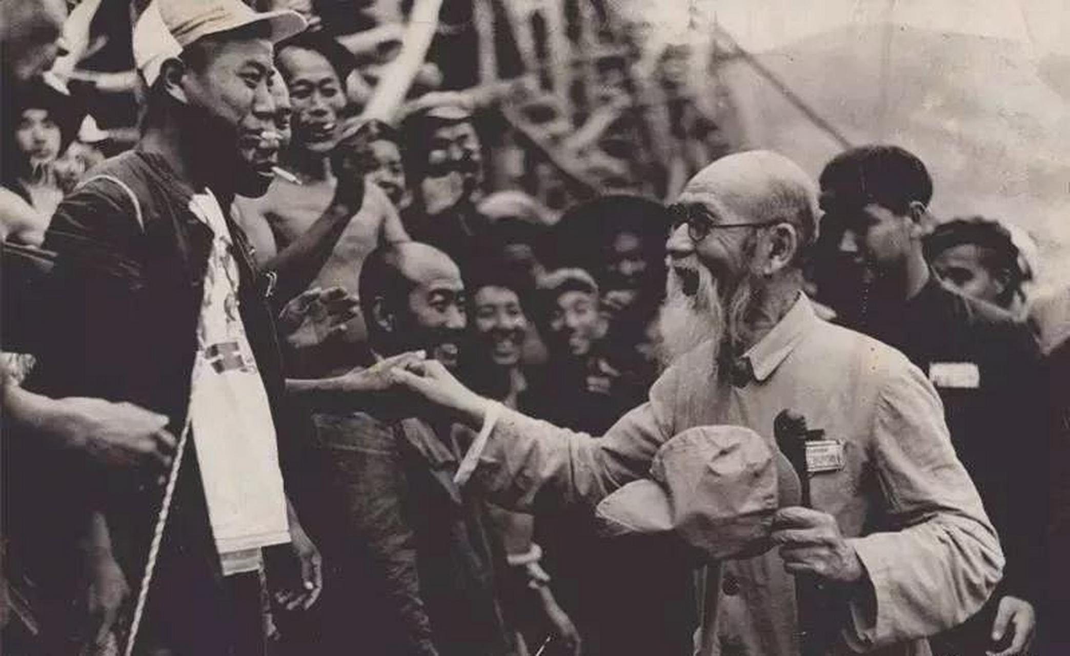 张难先以耿直,廉洁出名.