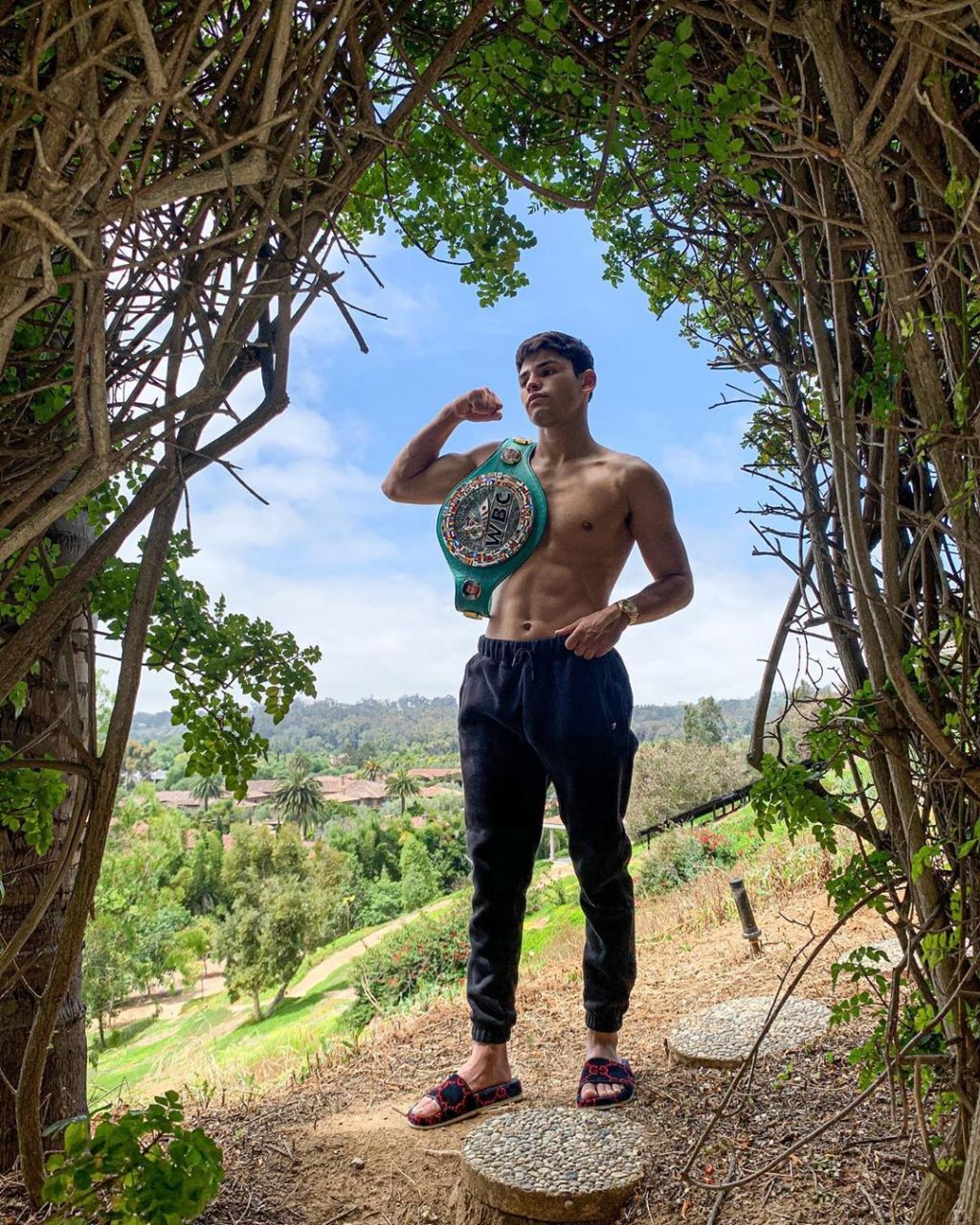 据媒体报道,轻量级新生代当红拳手瑞恩加西亚与其推广人金童霍亚之间