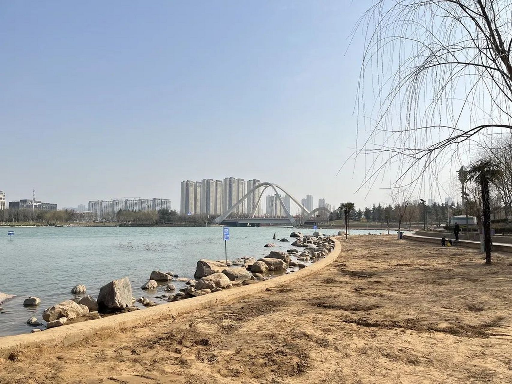 最近郑州天健湖公园颇受市民欢迎,天健湖取自于"天行