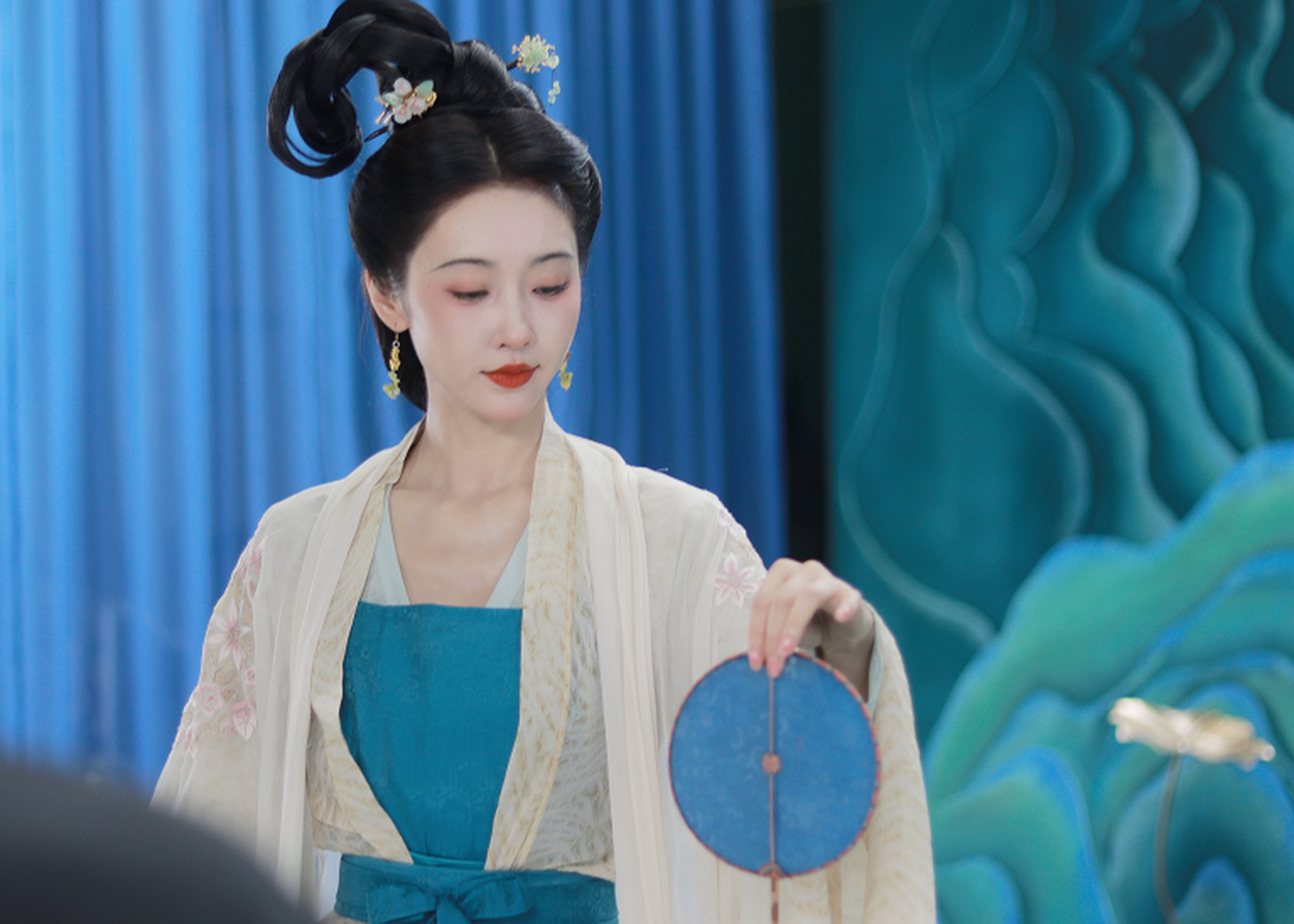 宣璐的古装,总是让人很惊艳,而这一身的装扮,用"天青色等烟雨,而我在