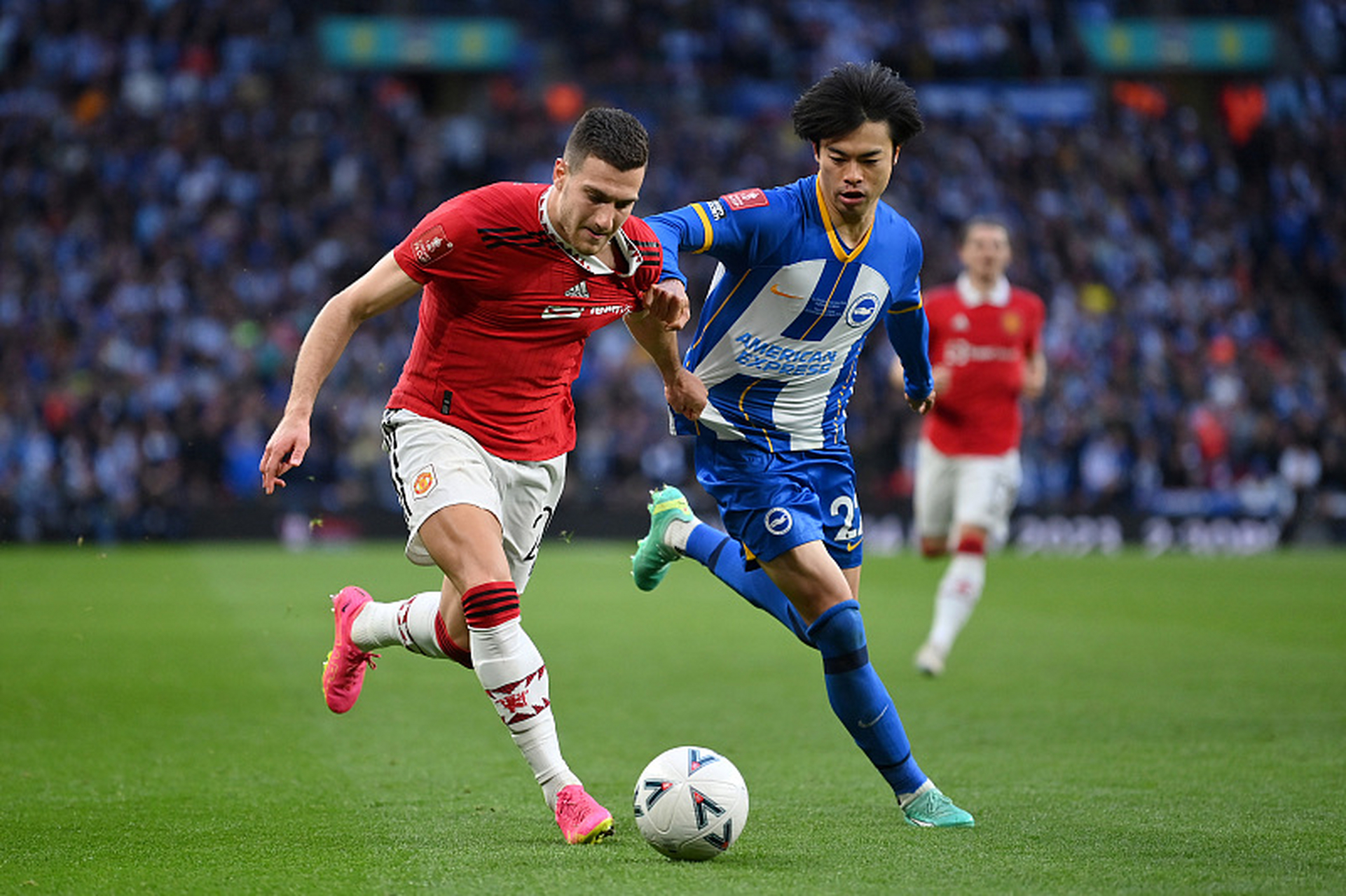 万-比萨卡"军训"三笘薫?