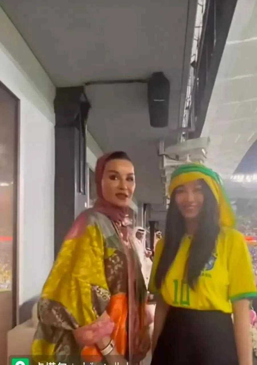 这个女孩子叫杨可,男朋友是足球解说员王涛,两口子全世界去拜访足球