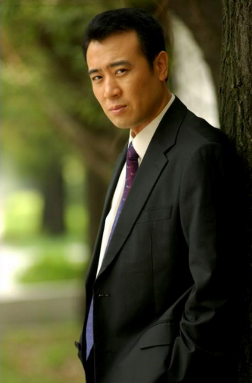 于和伟,一位备受赞誉的演员和导演,他的表演技巧无人能及.