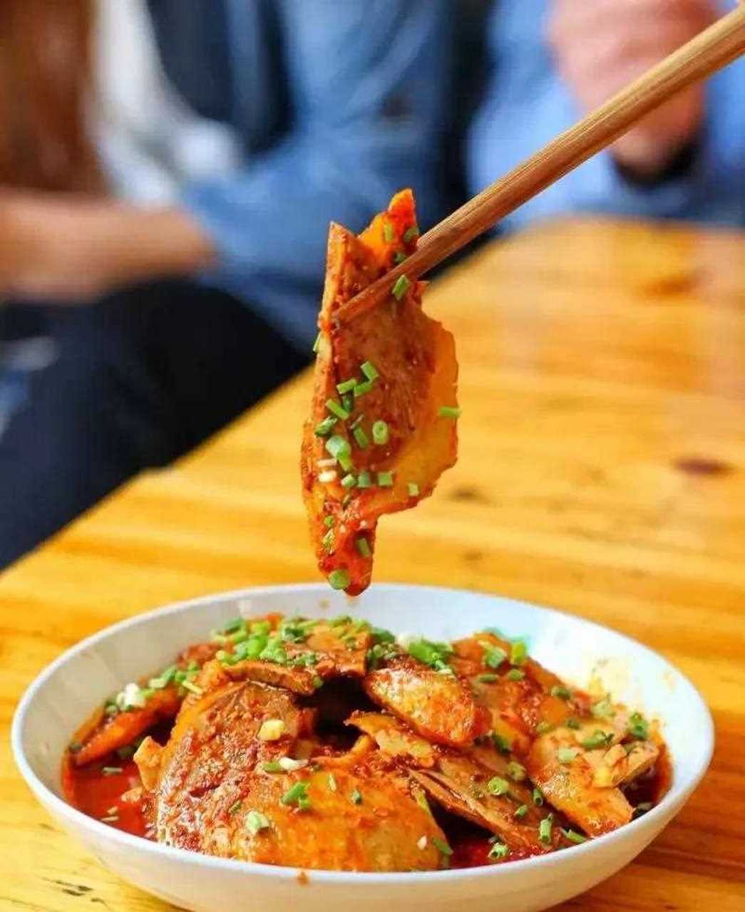 正安椒麻鸡,我们一路寻到古镇,这家椒麻鸡在一个特别不显眼的小巷里