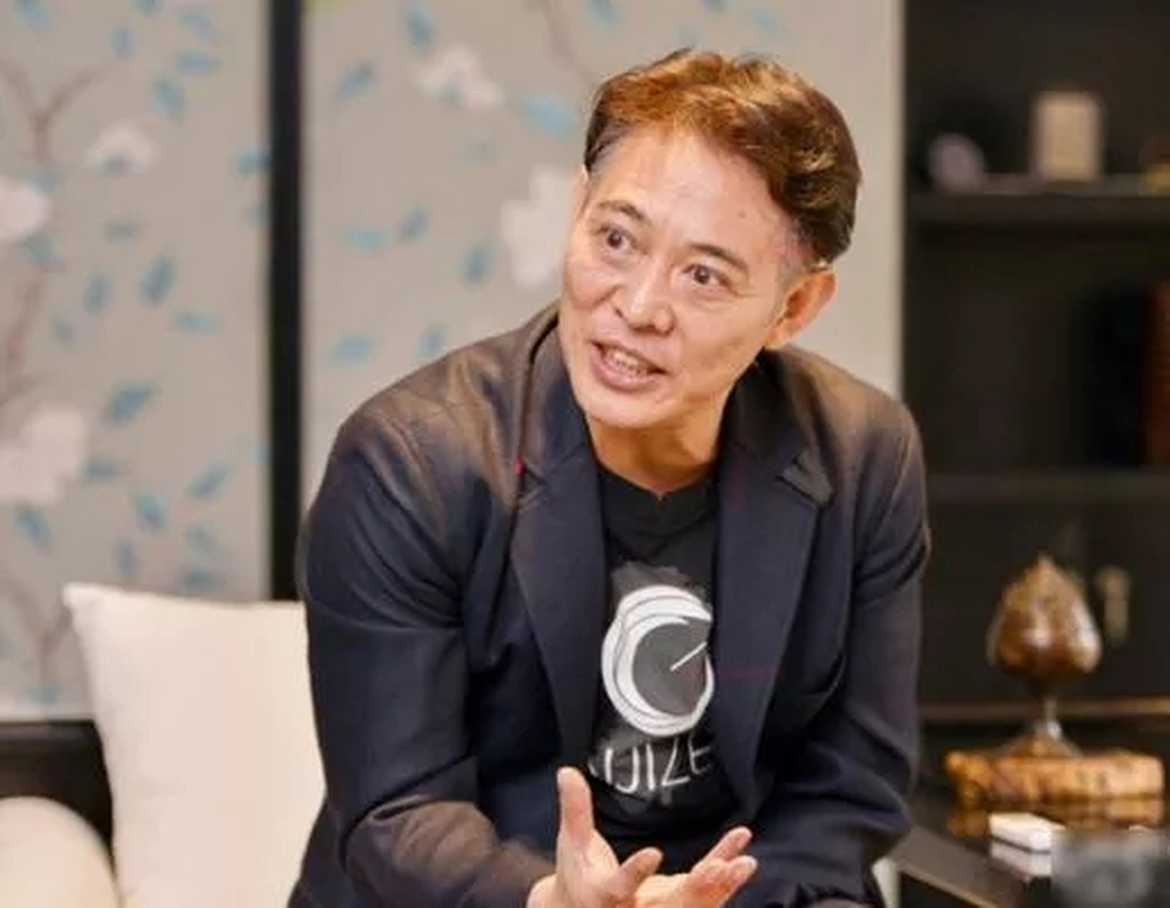 李连杰生病后像老了30岁,网友纳闷了:李连杰身价300亿,还有治不好的病