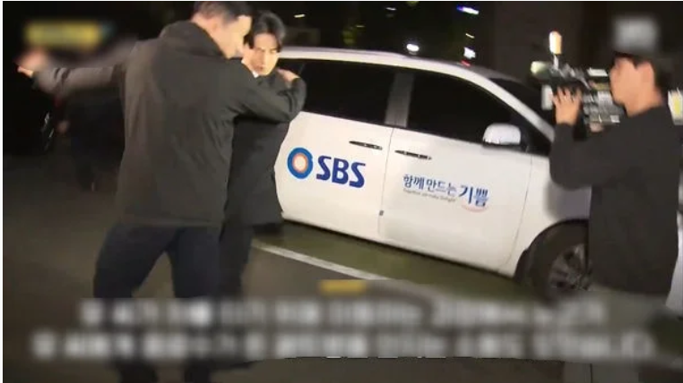 刘亚仁受访时被路人泼水