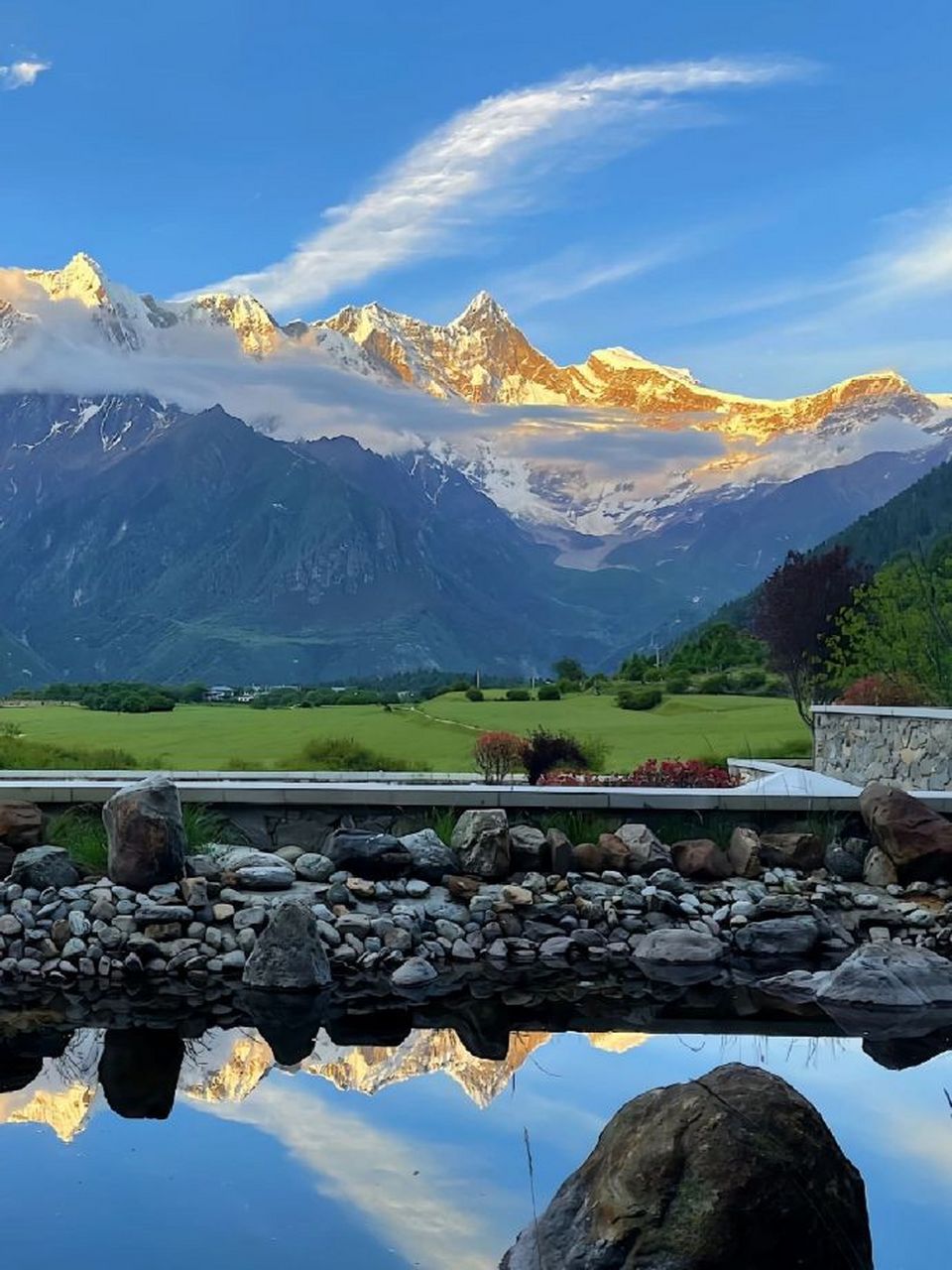 传说看到日照金山能幸运一整年 9978#壁纸# #手机壁纸# #美图