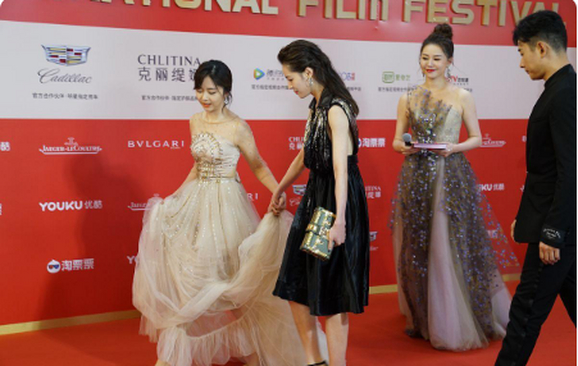 谭松韵,钟楚曦和罗晋的同框生图,两个女生的关系,真的很好呀!