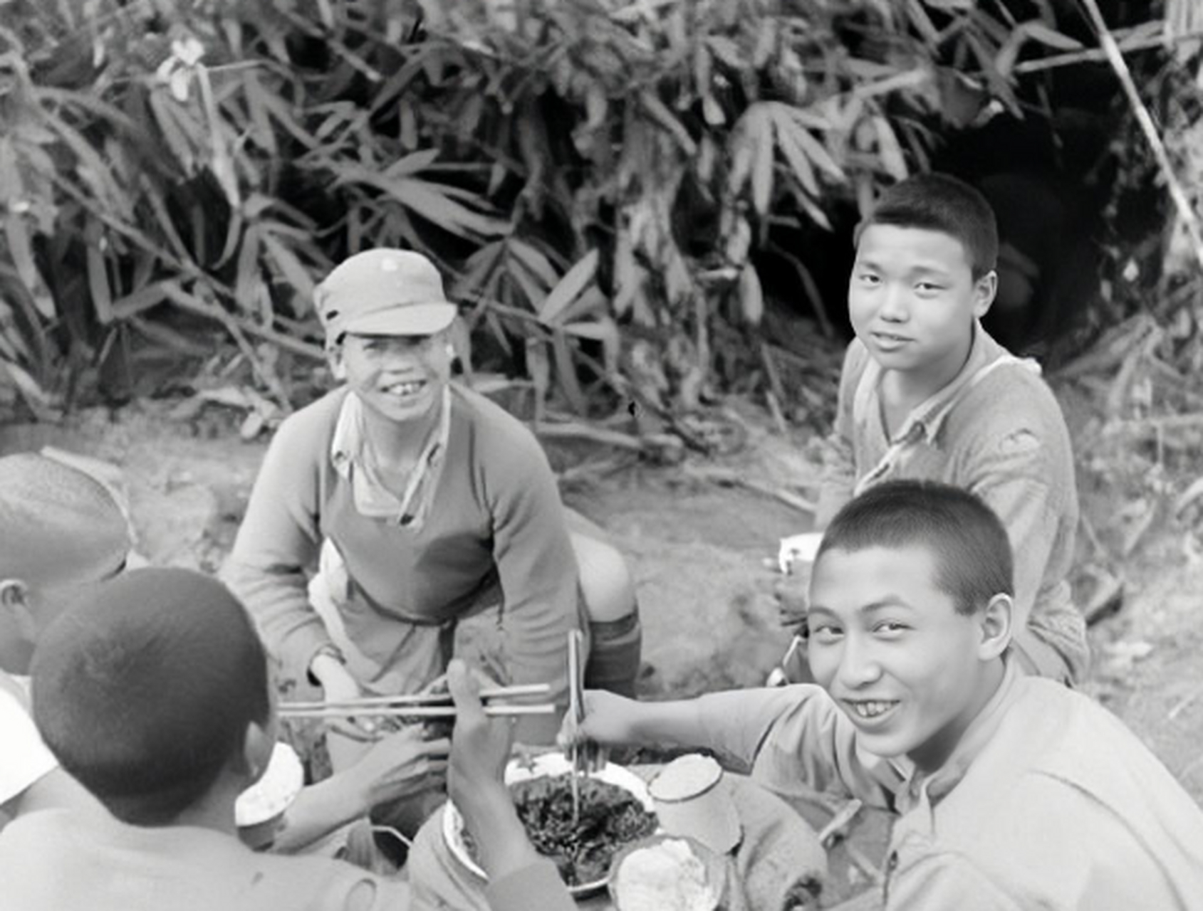 历史老照片: 1944年,云南松山战役,一组年轻的国军战士的留影.