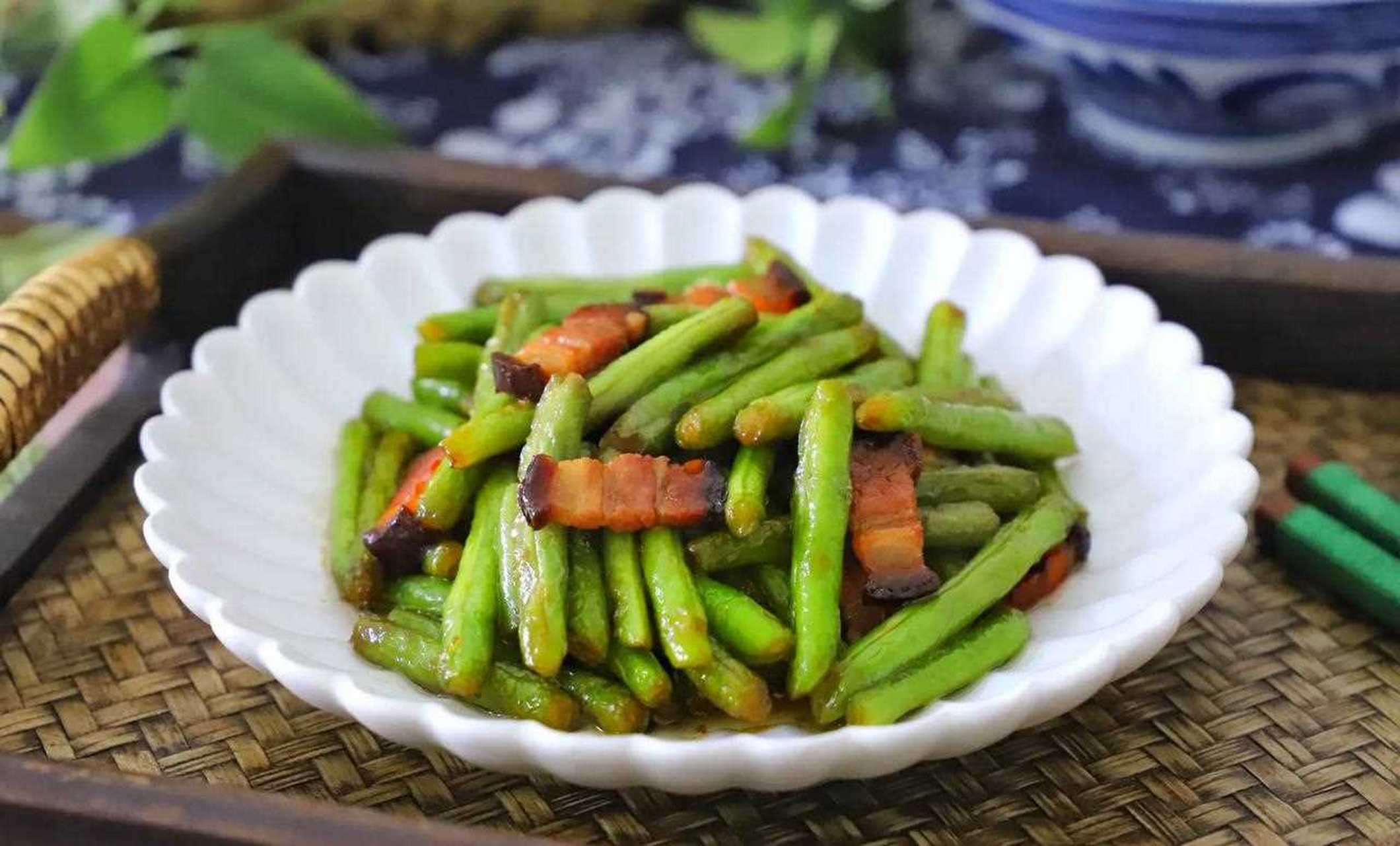 【腊肉炒四季豆】四季豆最下饭的做法就是和腊肉一起炒,无需过多的