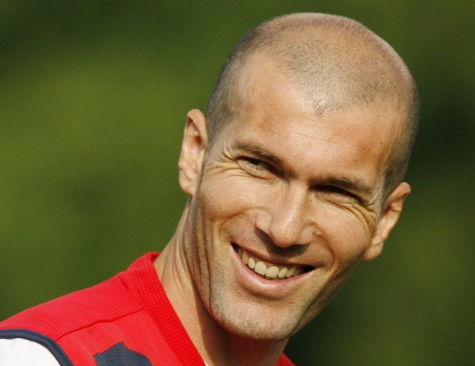 足球# 齐内丁·齐达内出生于马赛,前法国男子足球运动员,司职前腰