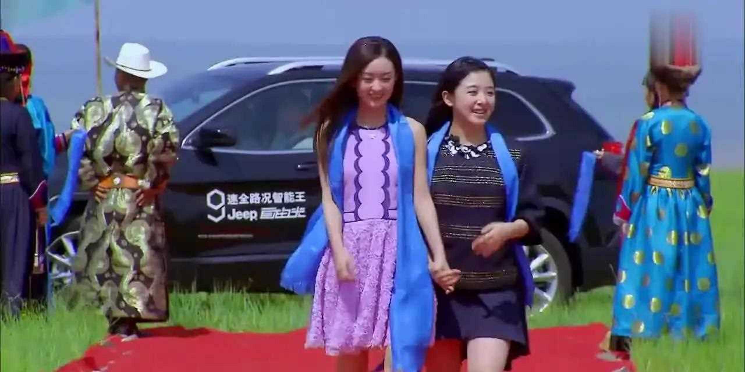 在节目《偶像来了》中,张含韵不小心把水洒在了赵丽颖的身上,张含韵