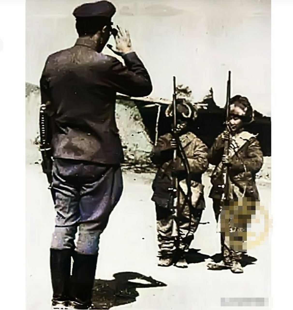 1939年,在内蒙古,两名伪蒙军少年队的成员正在向一名日本军官行持枪礼