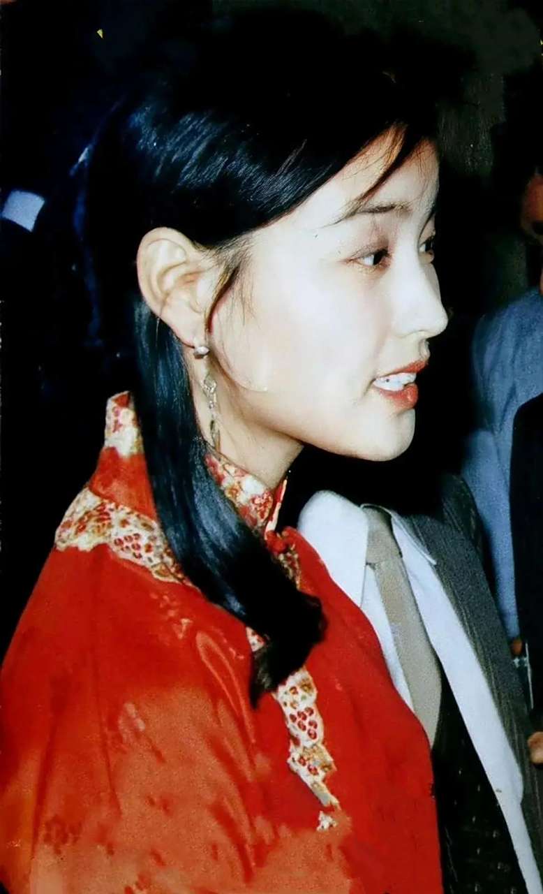 照片中的刘晓庆展示了她独特的魅力和迷人的形象.