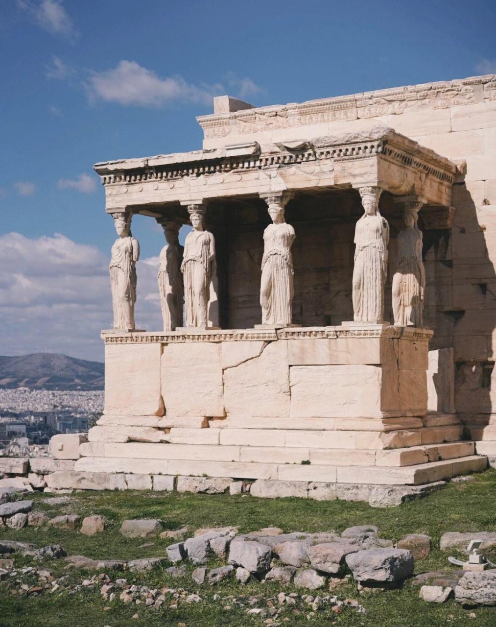 温暖潮湿,夏季少雨,阳光充足,造成其所在的阿提卡地区土壤肥力有限,所