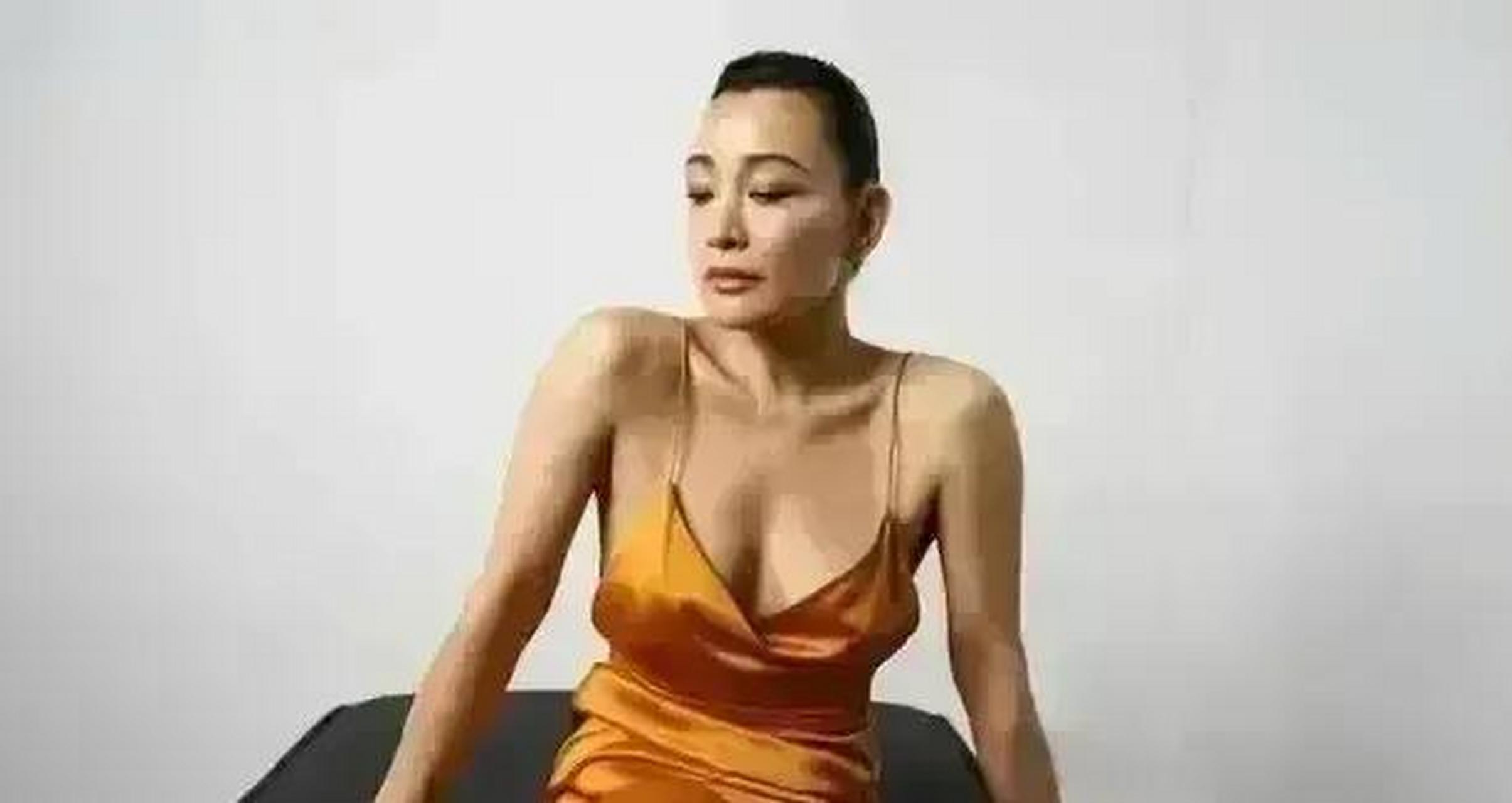 gif创作人# 61岁的陈冲,留寸头穿吊带拍写真!