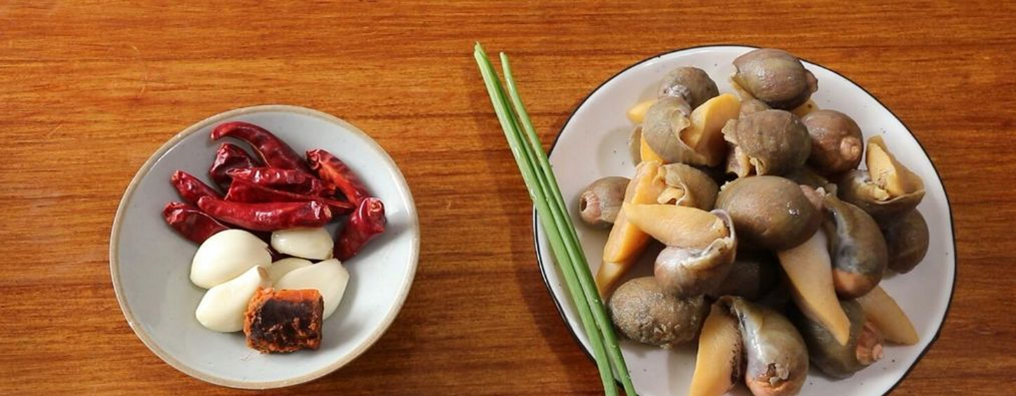 鲍螺的学名叫水泡蛾螺,也有的地方叫它假鲍鱼,老婆脚等等.