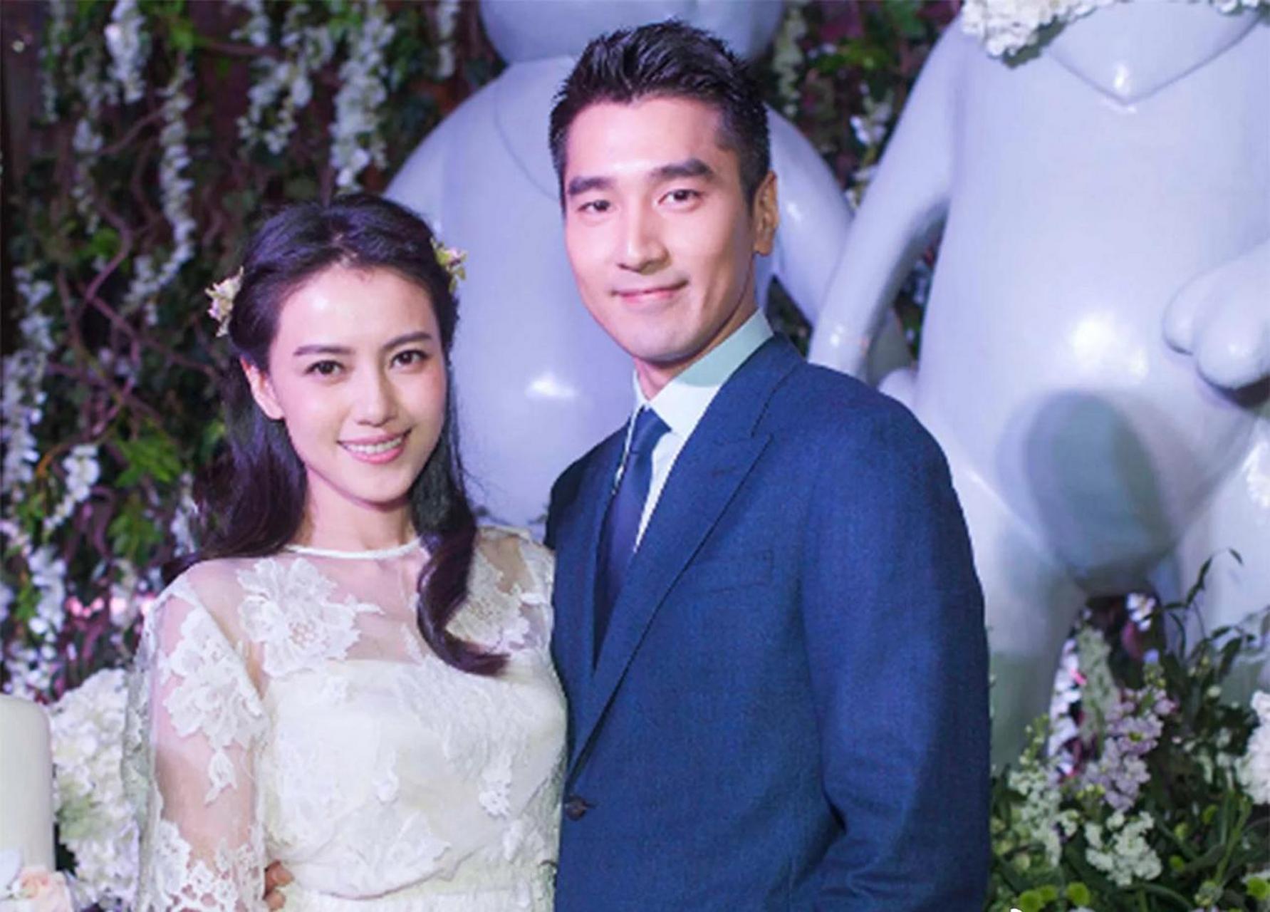 个思维:1,看起来的年龄差距不能太大,张丹峰就属于很幼态娃娃脸的长相