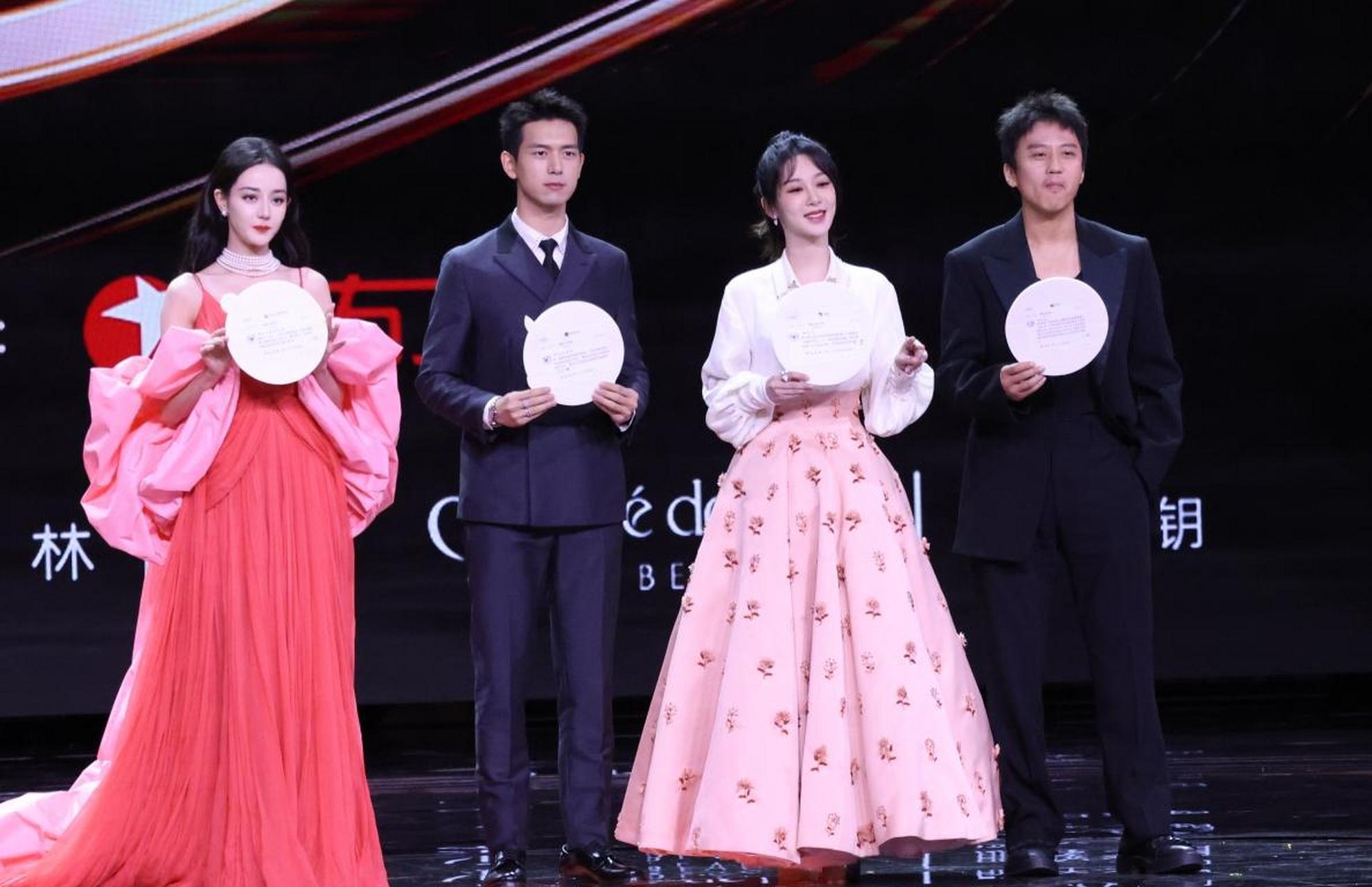 从这张微博之夜剧照不难发现,杨紫终于与刘亦菲以及李宇春,李冰冰一起