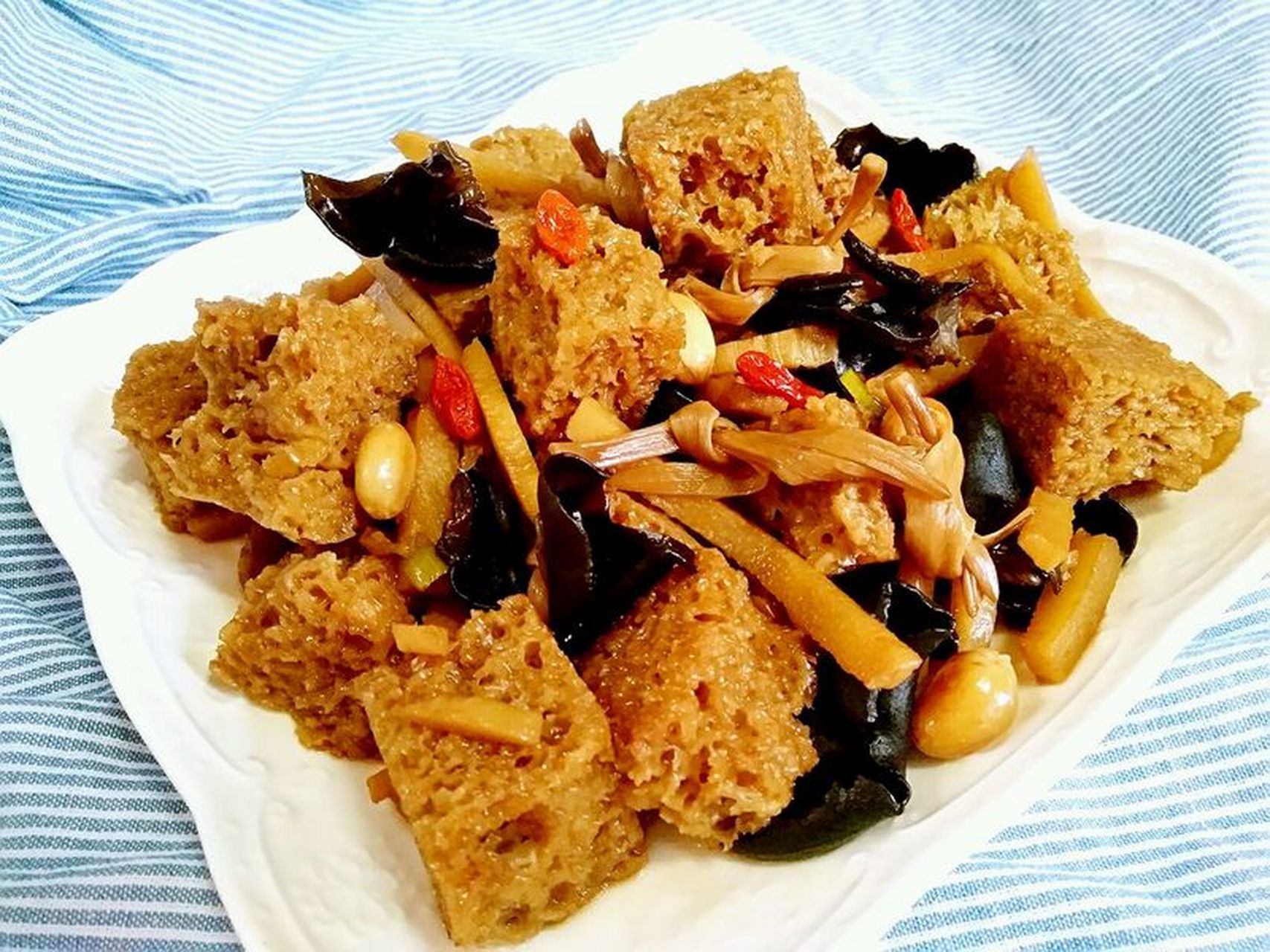 四喜烤麸  四喜烤麸的用料 烤麸:100g 木耳:5朵 黄花菜:10根 花生米