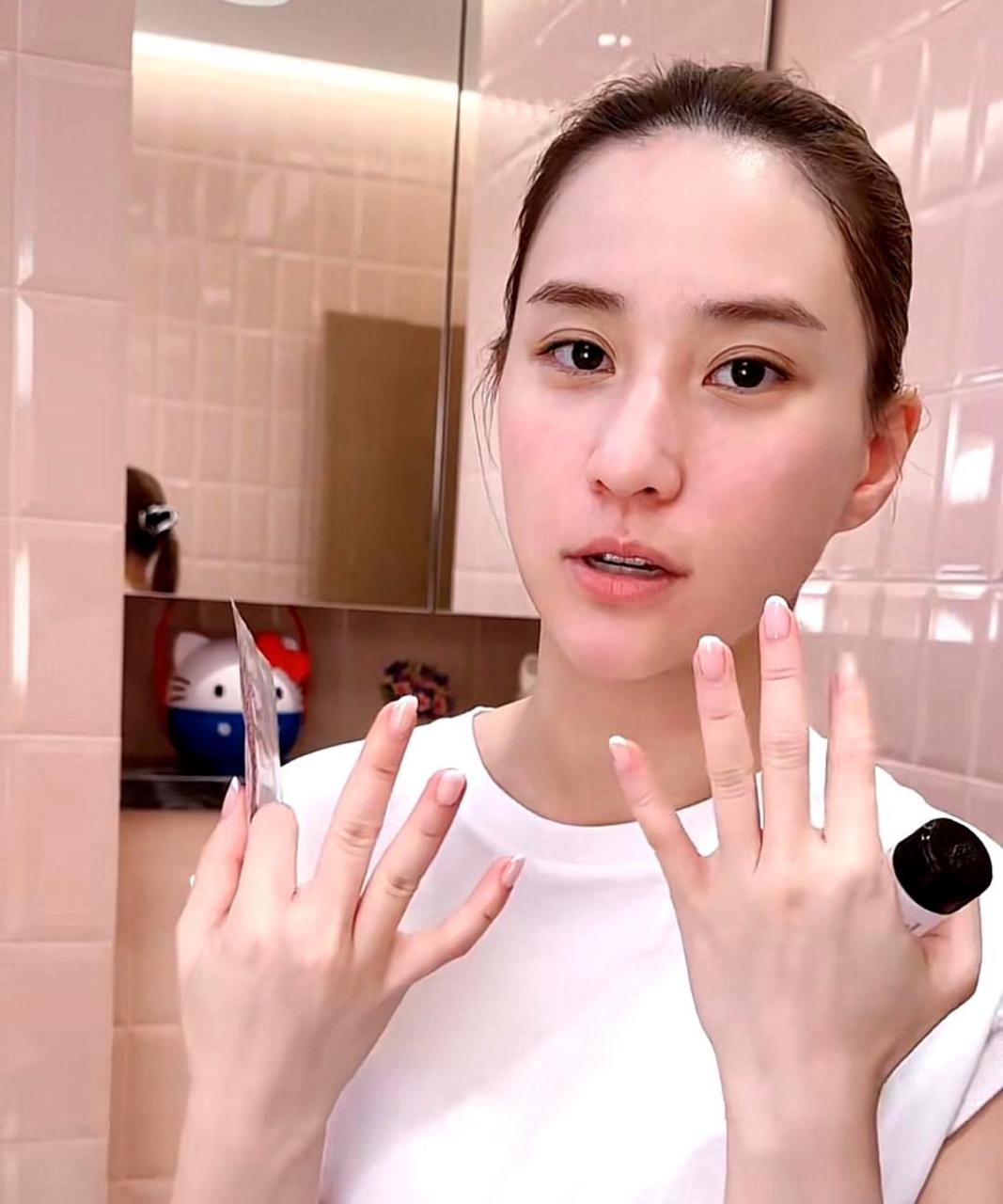 何超莲大方分享产品,素颜状态皮肤挺不错的!