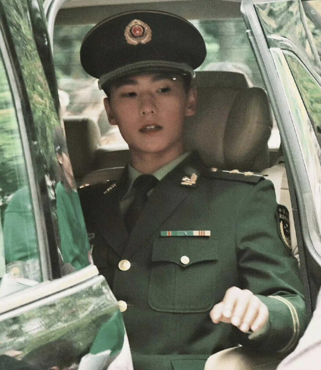 一看到杨洋的军装我就知道,根本没人比得了