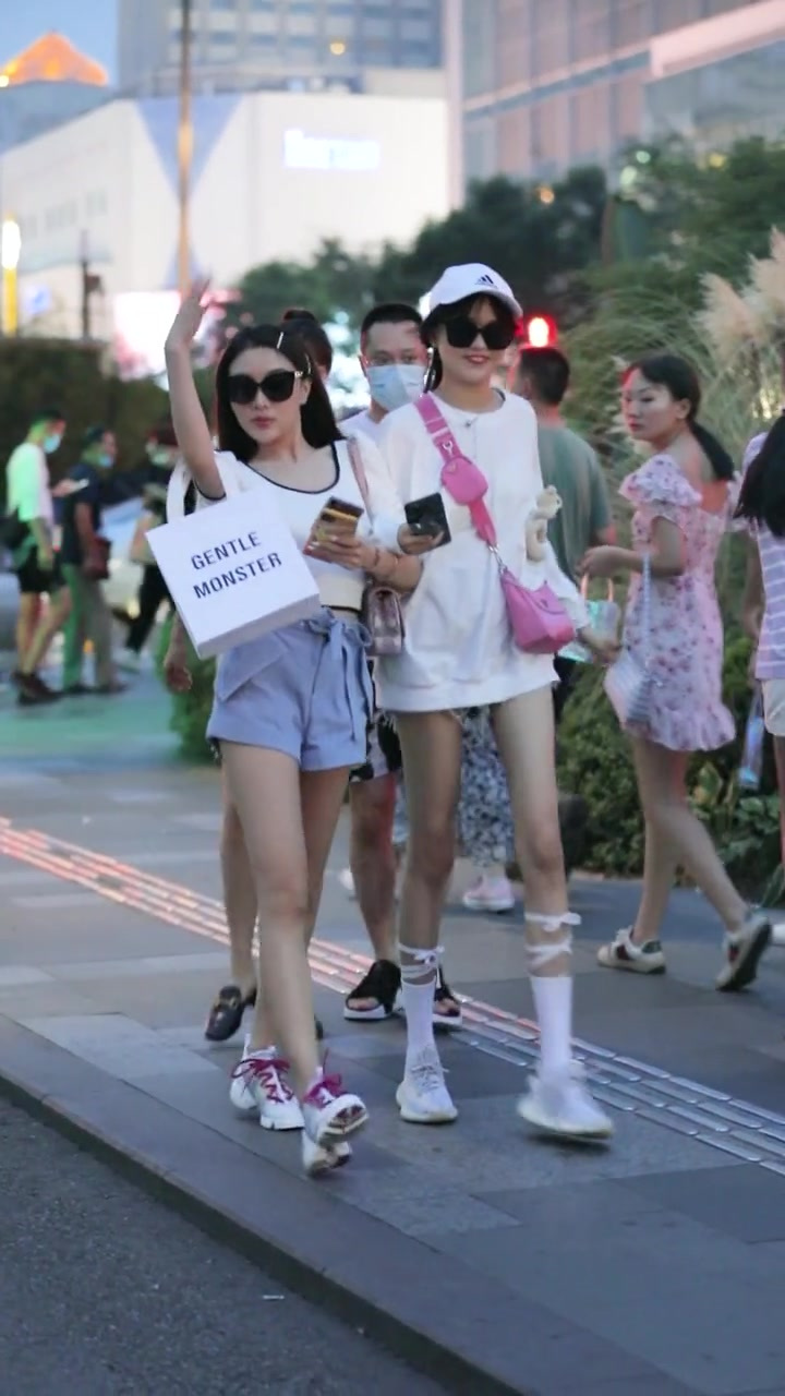 偶遇两大活宝这对姐妹太可爱了吧