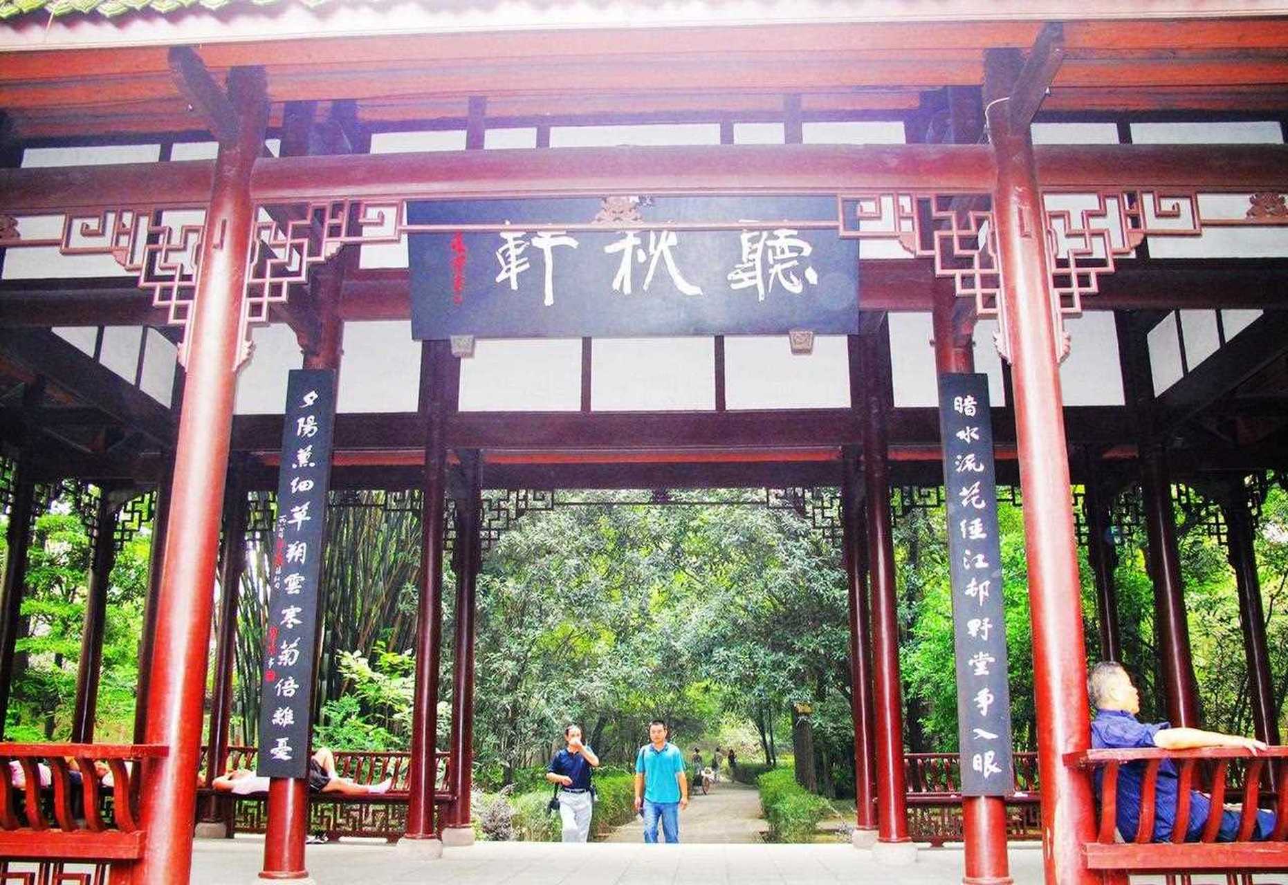 秉承中式建筑的风格,杜甫草堂旧址内,照壁,正门,大廨,诗史堂,柴门,工
