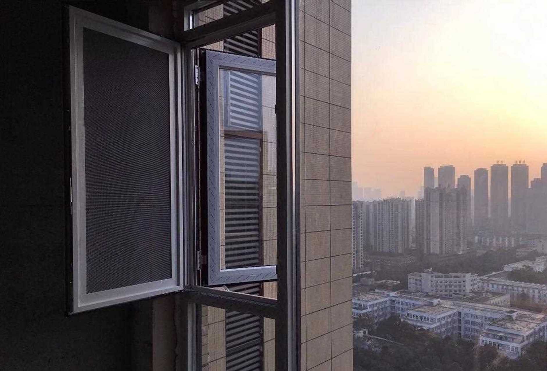 窗户主要分为三种型材塑钢,彩铝,断桥.