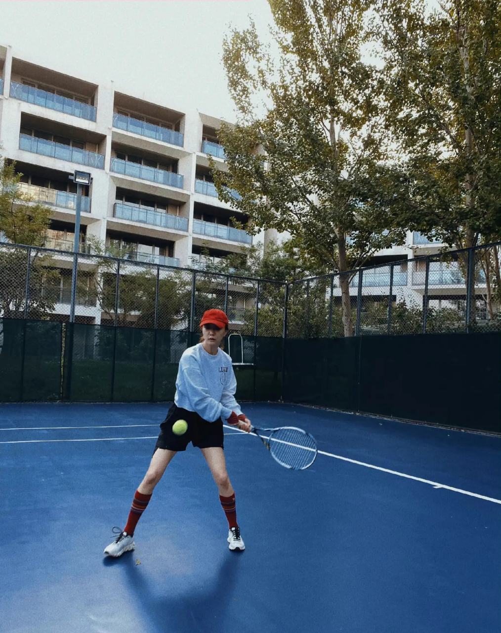 玩滑板,学吉他92,王珞丹的生活真是精彩,如今她又对网球98下手了!