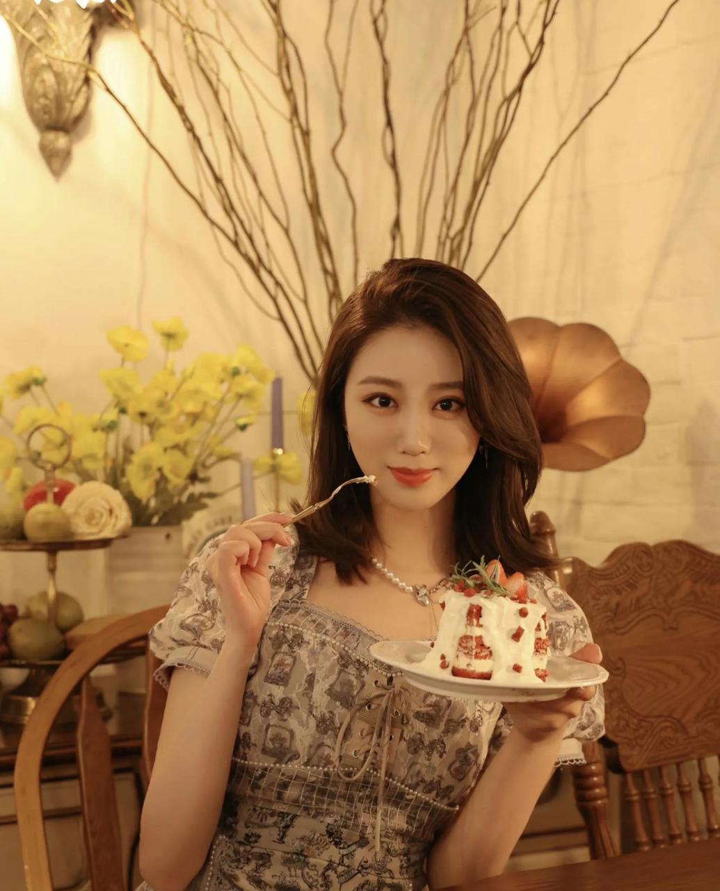 领动计划# 端庄大气的央视主播余露莹!