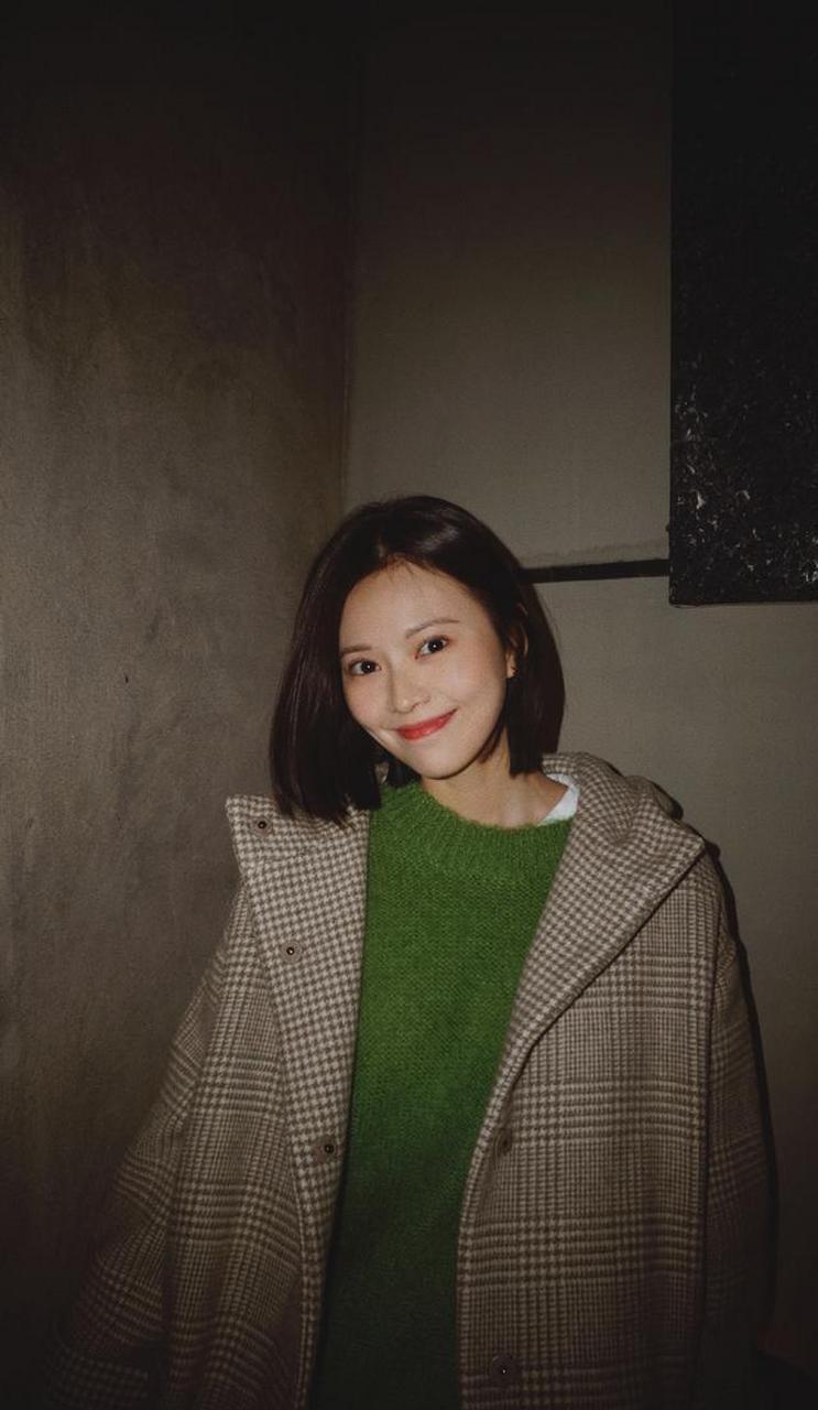 美女徐艺方迷人美照欣赏,好有气质