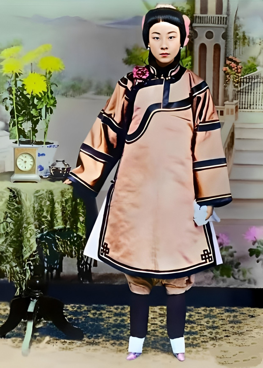 清末著名女演员小荣喜成为"京城三大美女"之一.她很漂亮,多才多艺.