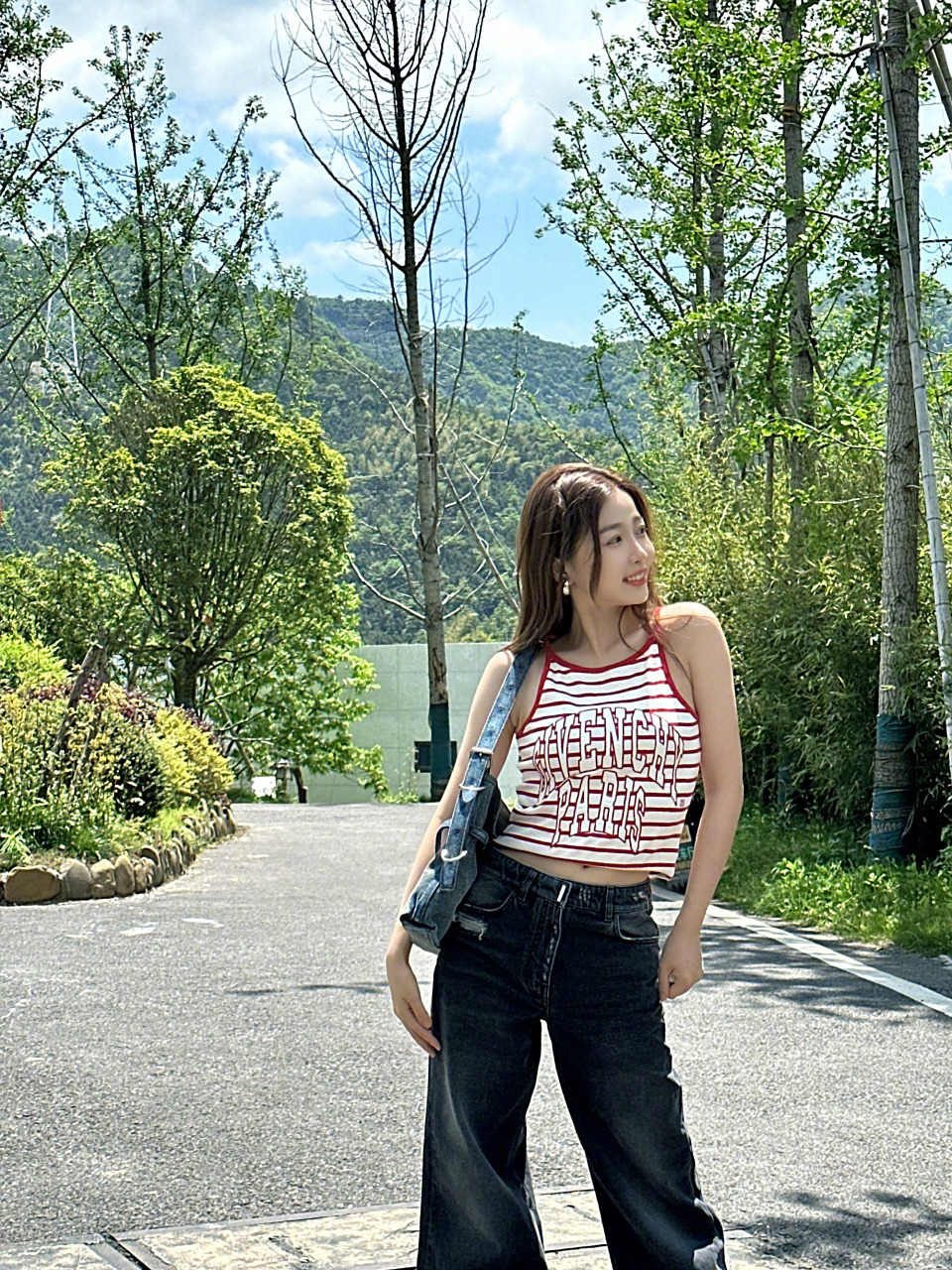 虞书欣外出游玩随拍,条纹背心搭配牛仔裤造型,又美又辣,好漂亮!