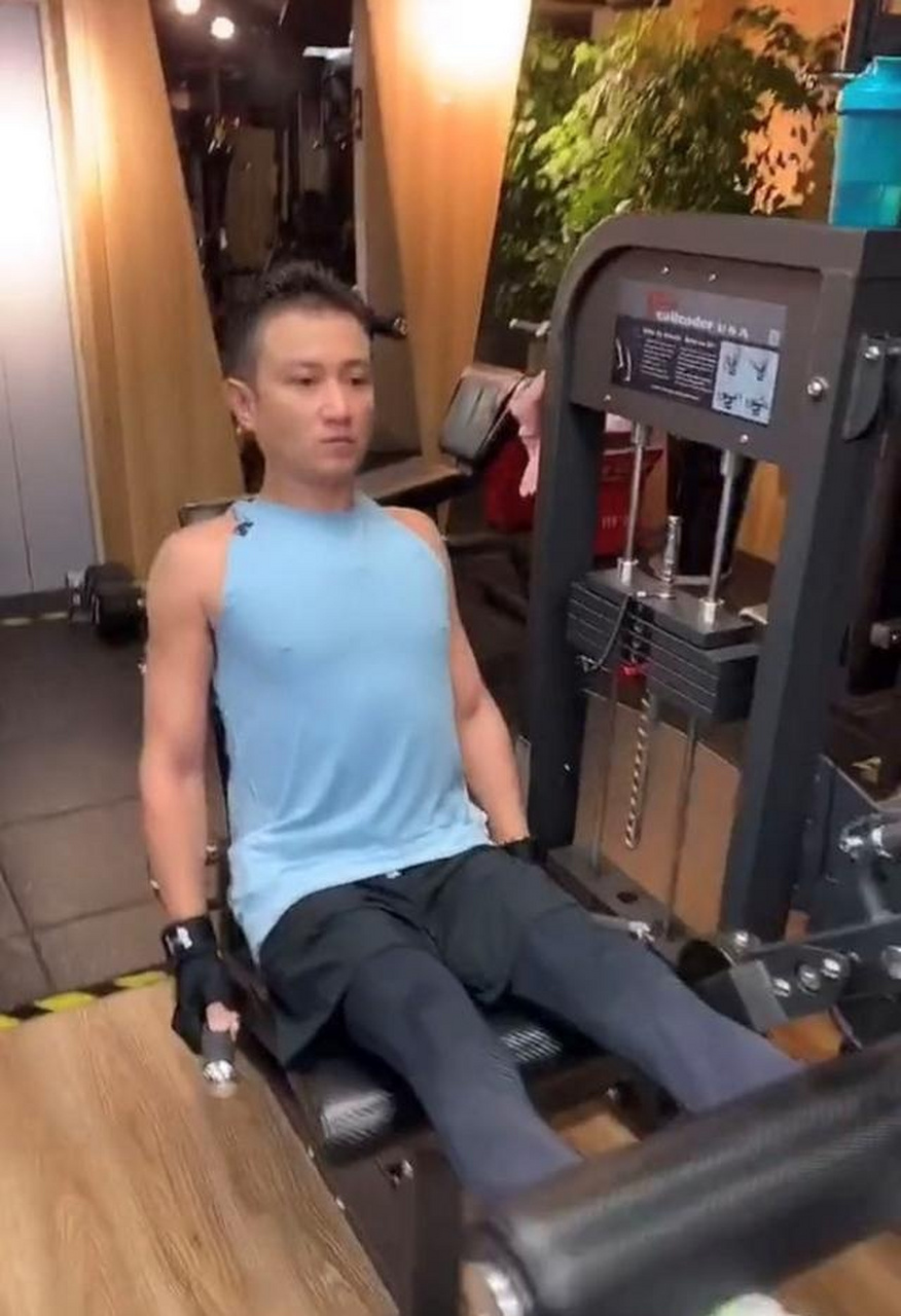从俯拍的视角,能清晰看到文章肩上和背部的纹身,更为其增添了一丝硬汉