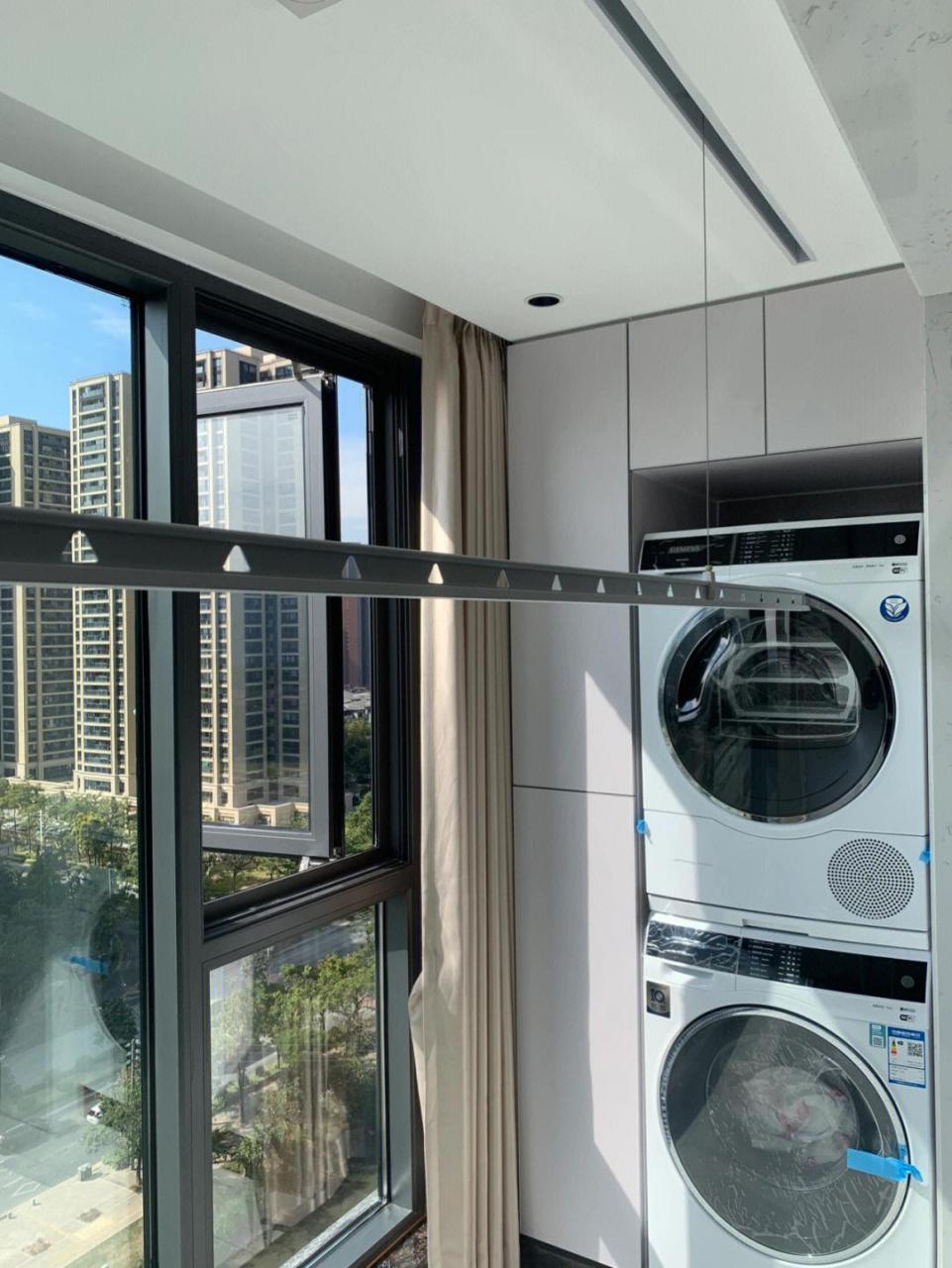 如图一:做隐藏式晾衣架需要提前预留好升降电机,接着到图二阶段,木工