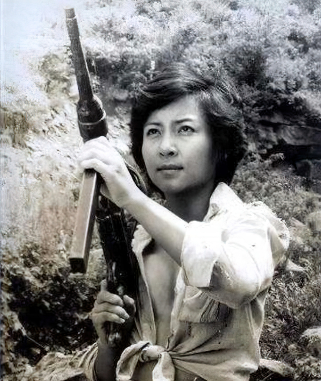 阮文慧是越南的美女特工"黑玫瑰",她露着半边乳房的照片被广为传播